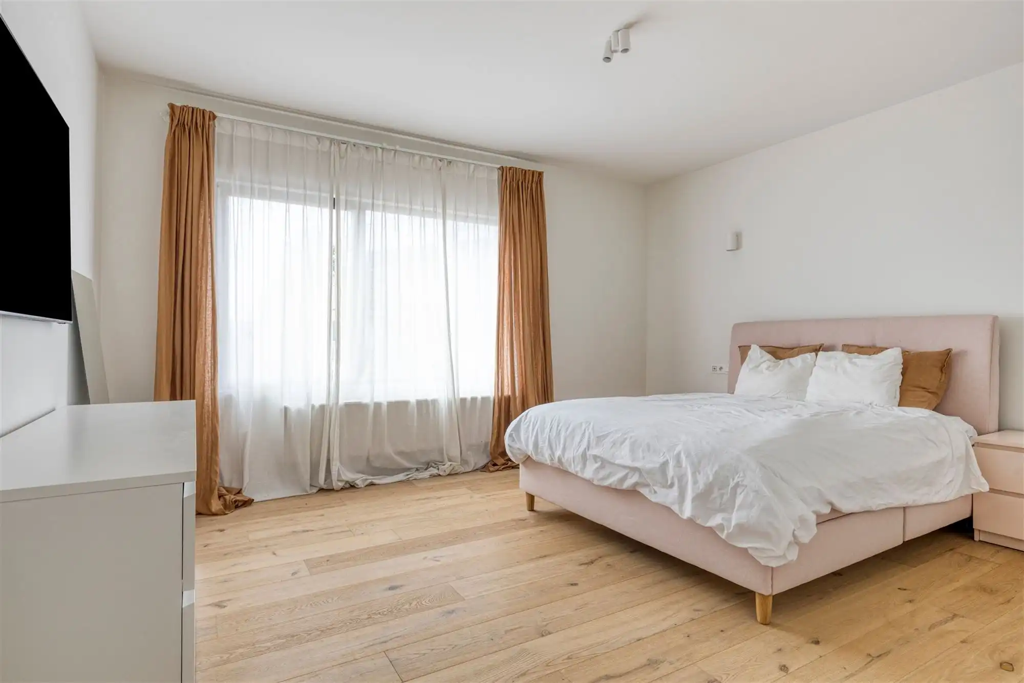 Karaktervolle halfopen bebouwing in rustige woonwijk foto 21