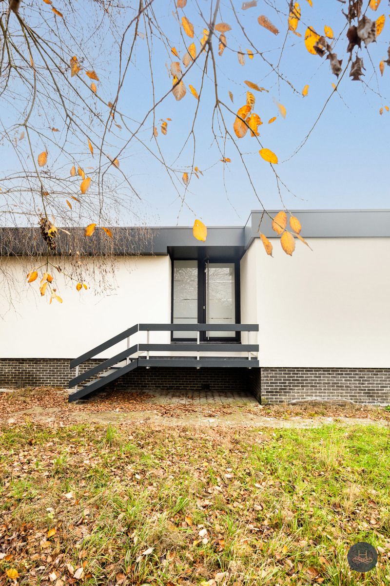 Vernieuwbouwvilla met praktijkruimte in rustige buurt foto 2