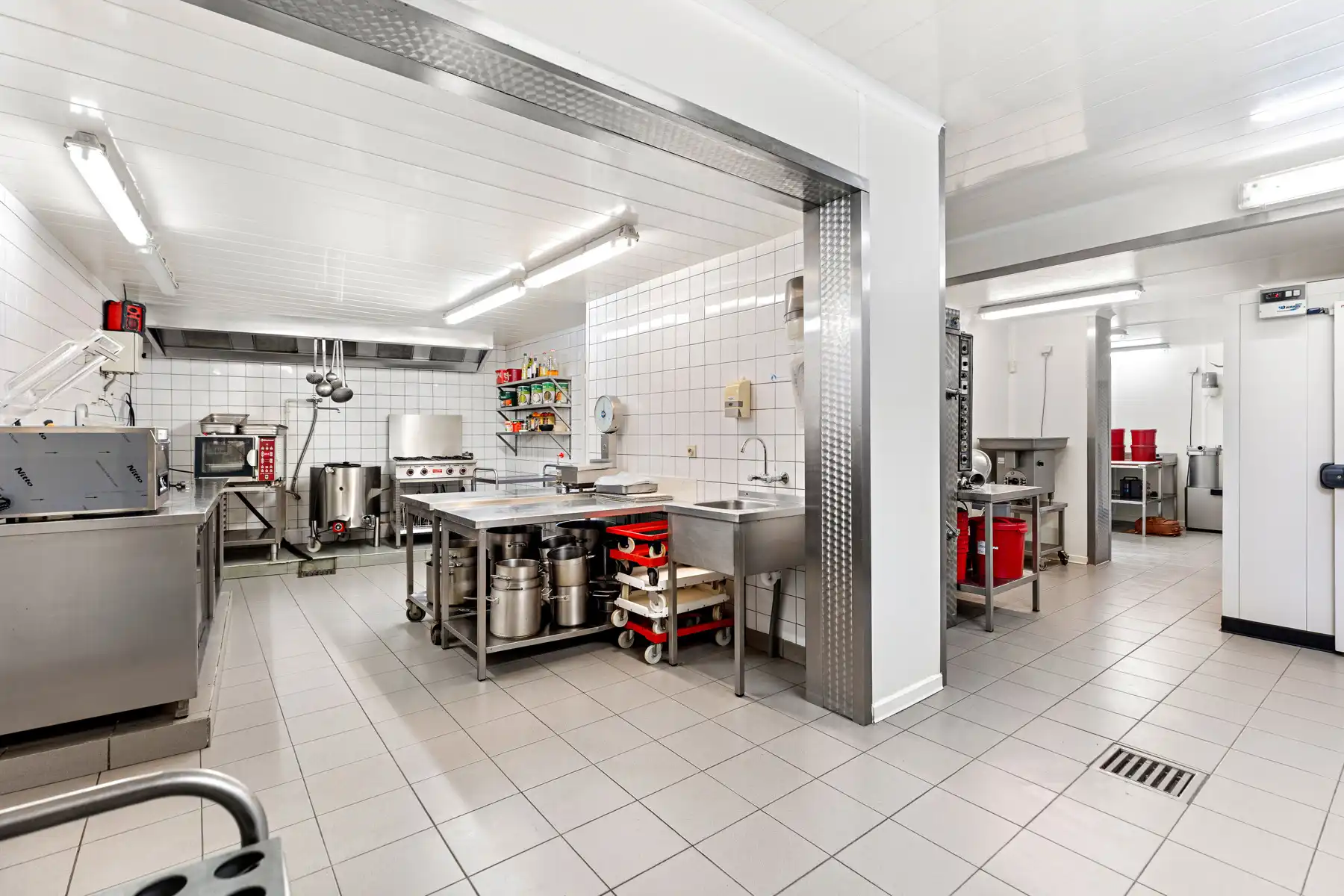 Handelshuis met woonst op sterke locatie in Sint-Kruis foto 11