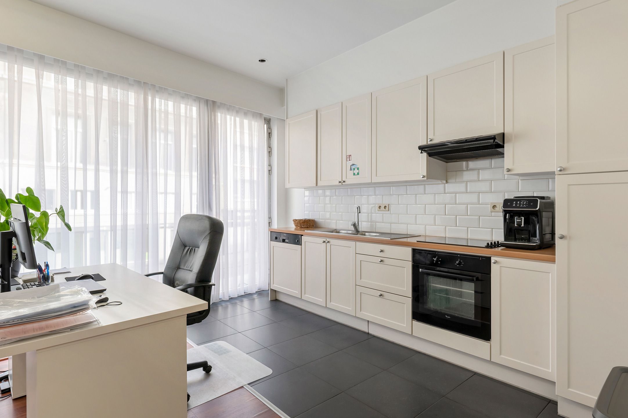 Lichtrijk kantoor- of praktijkruimte in hartje Antwerpen. foto 5