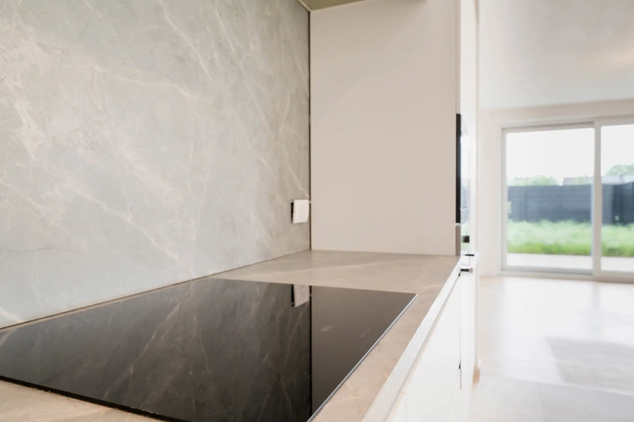 Halfopen moderne woning met zonnige tuin foto 6