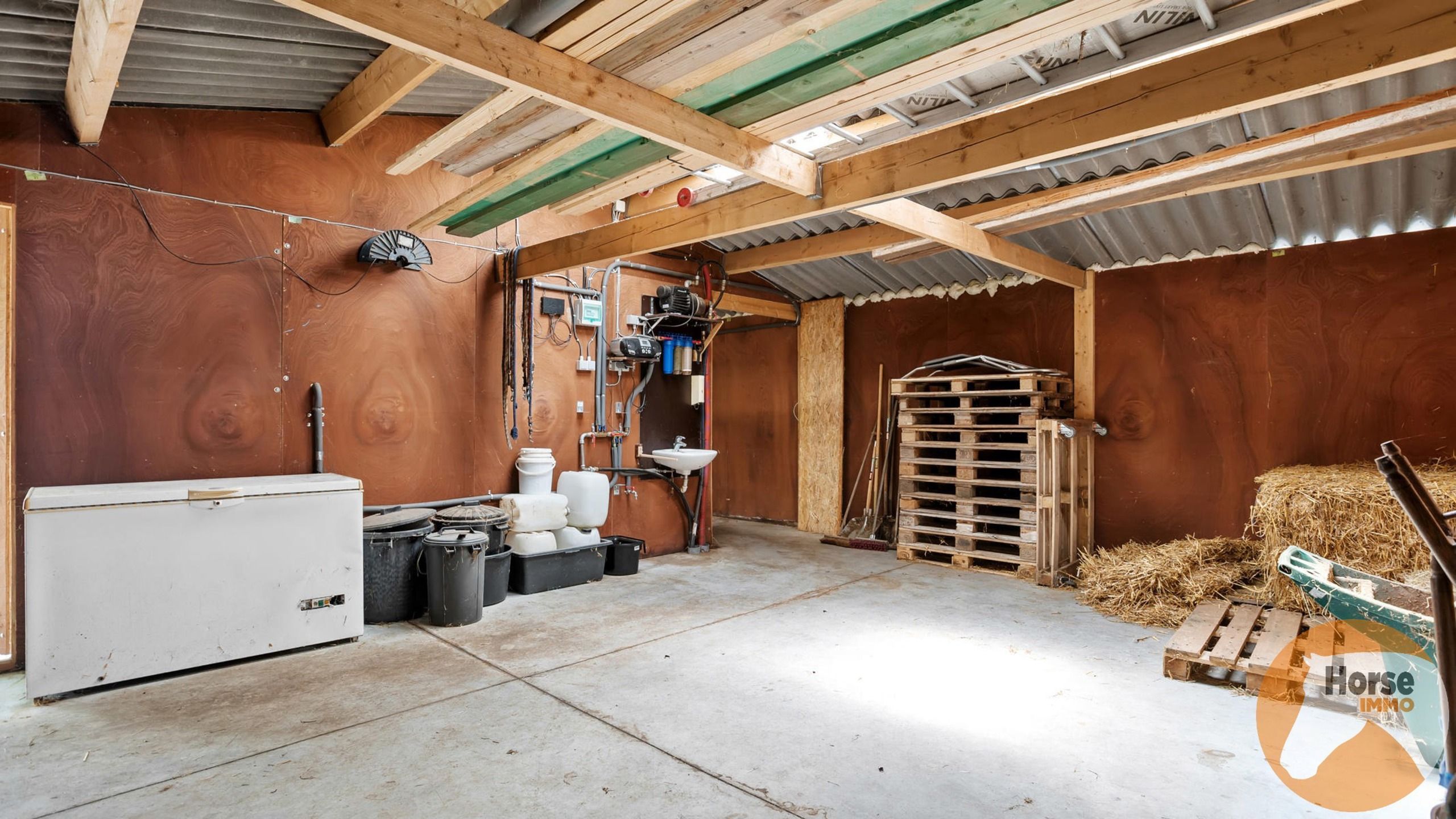 MOERBEKE - Instapklare woning met aanpalende weide en stallen foto 14