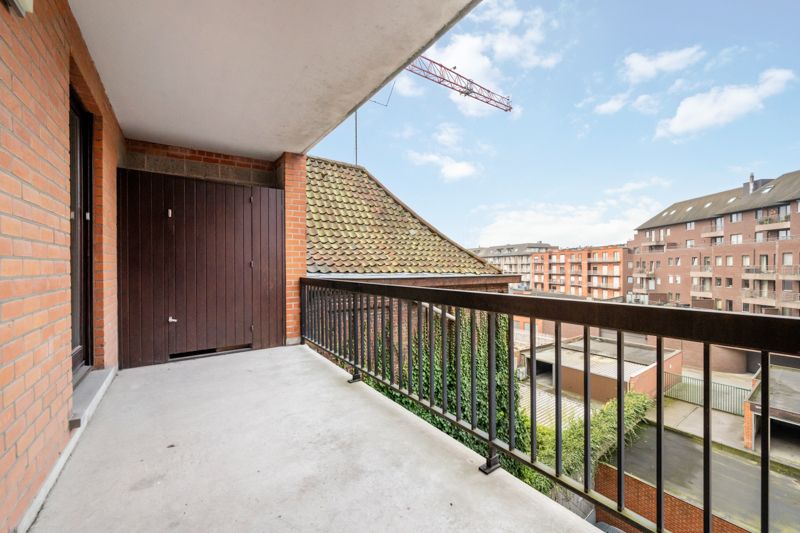 Roeselare-stadskern. Ruim verzorgd appartement van 118m3 met 3 slaapkamers, 2 terrassen, 3de verdieping. Uiterst ruim met zicht op de Grote Markt. TOPPER ! foto 10