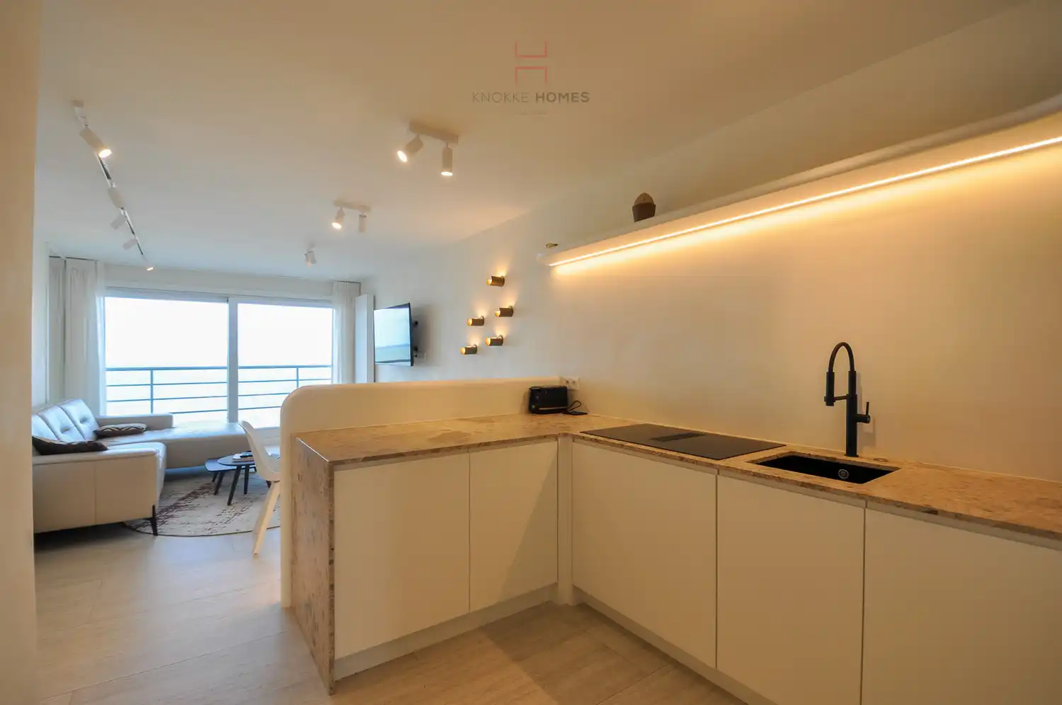 Gerenoveerd appartement met panoramisch zeezicht aan de Zeedijk in Knokke-Duinbergen foto 7