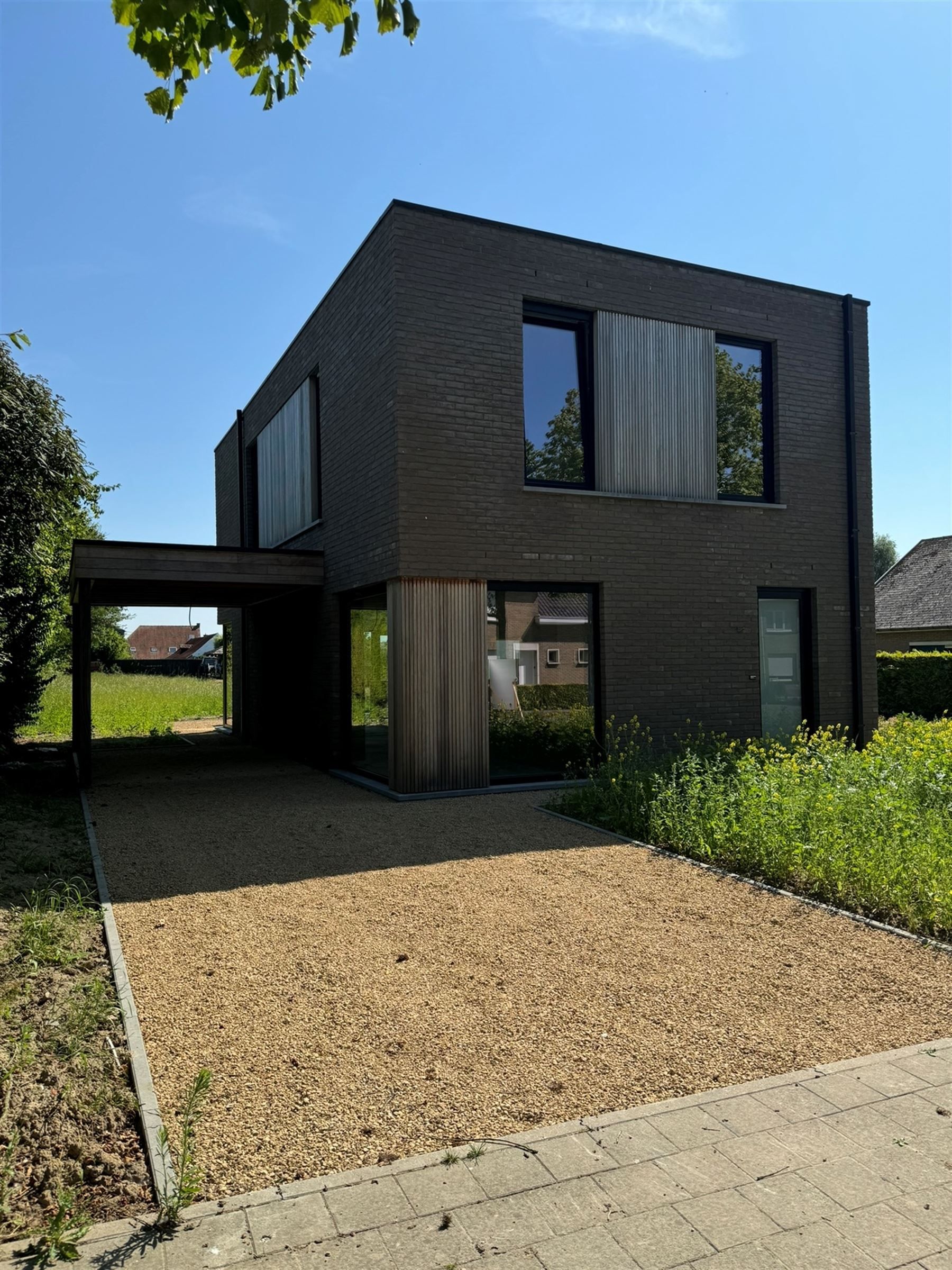 Energiezuinige nieuwbouwwoning met carport in groene omgeving foto 3