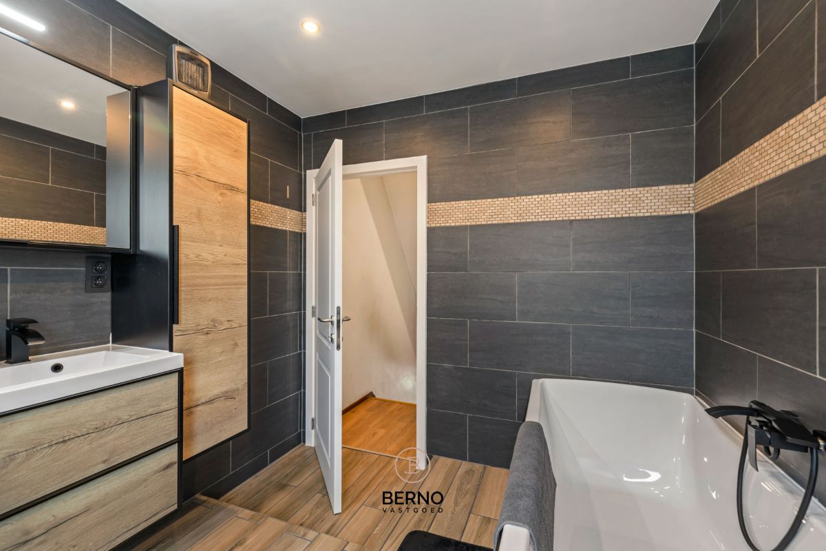 Ruime, gerenoveerde woning met knappe tuin foto 20