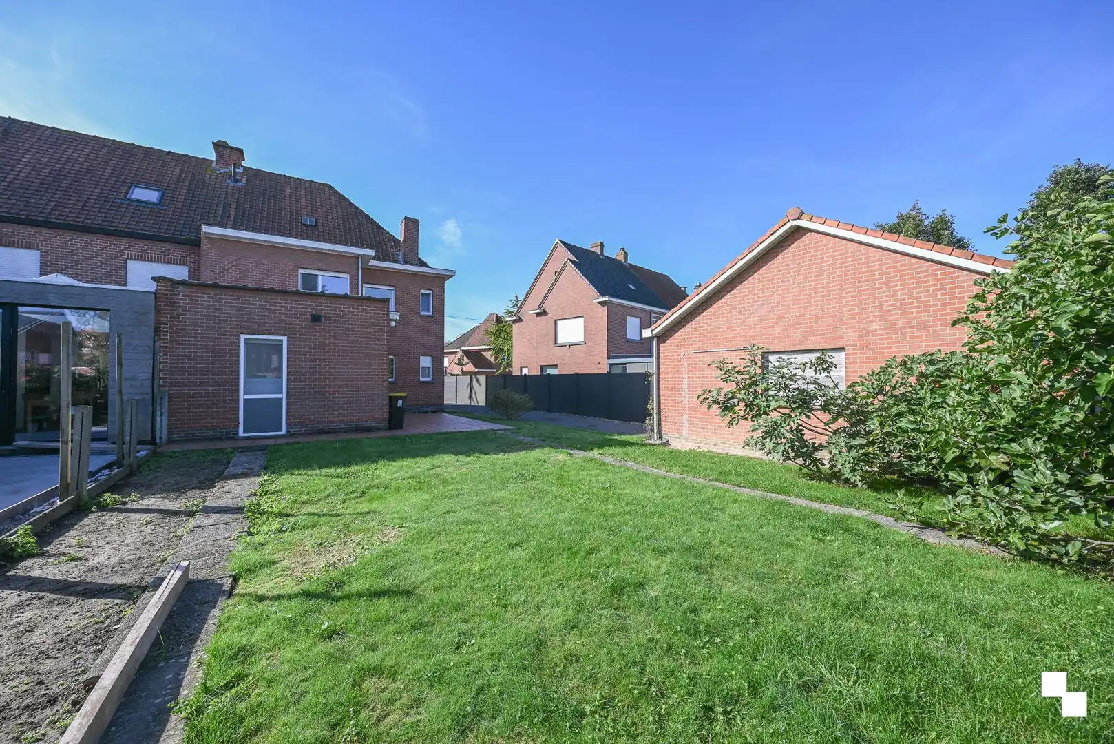 Halfopen bebouwing in gegeerde omgeving Kasteelwijk / Sint-Raphaelwijk, te Izegem foto 21