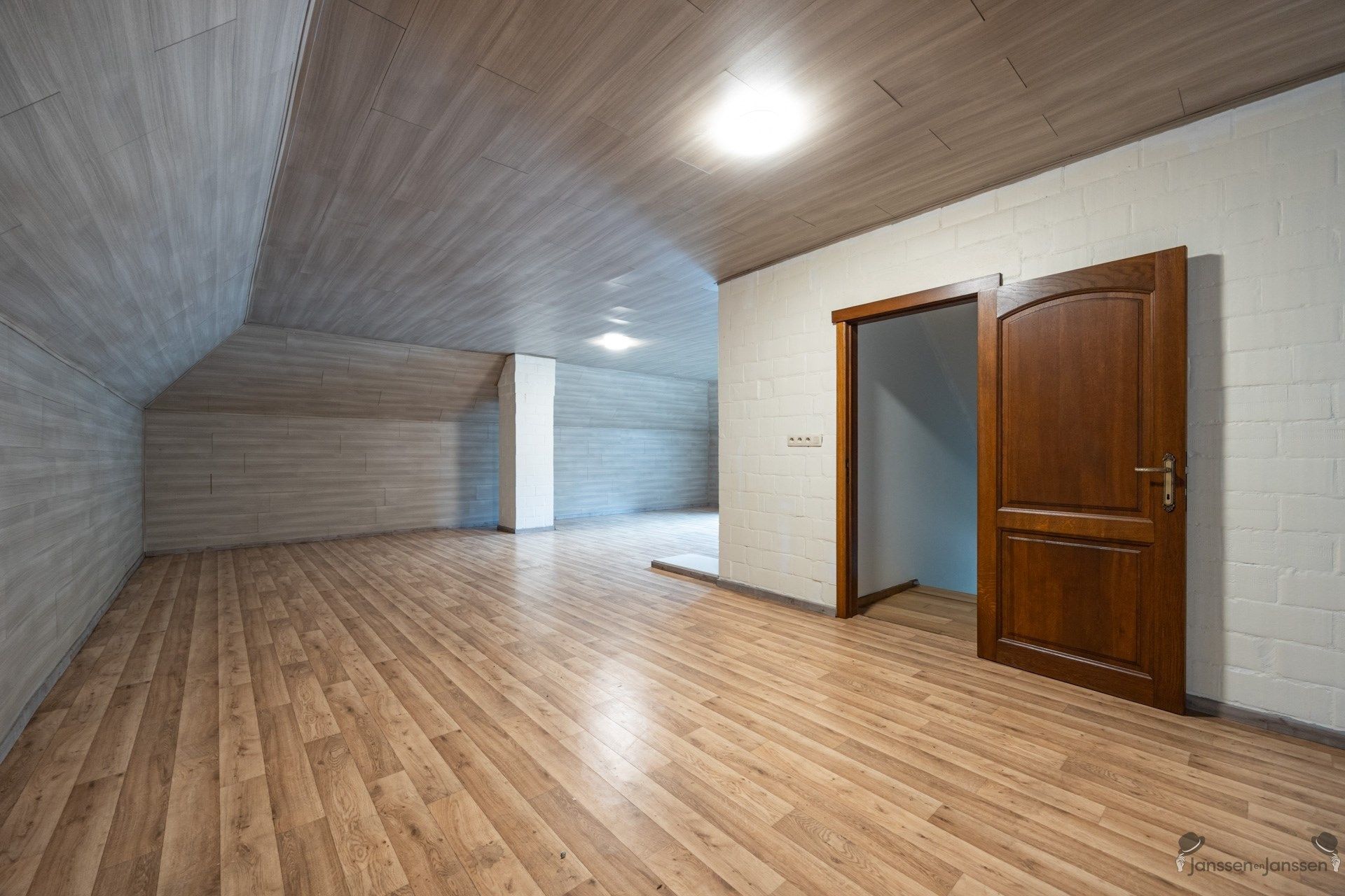 Villa met prachtige uitbouw op een zonovergoten perceel van 3.075 m². foto 17