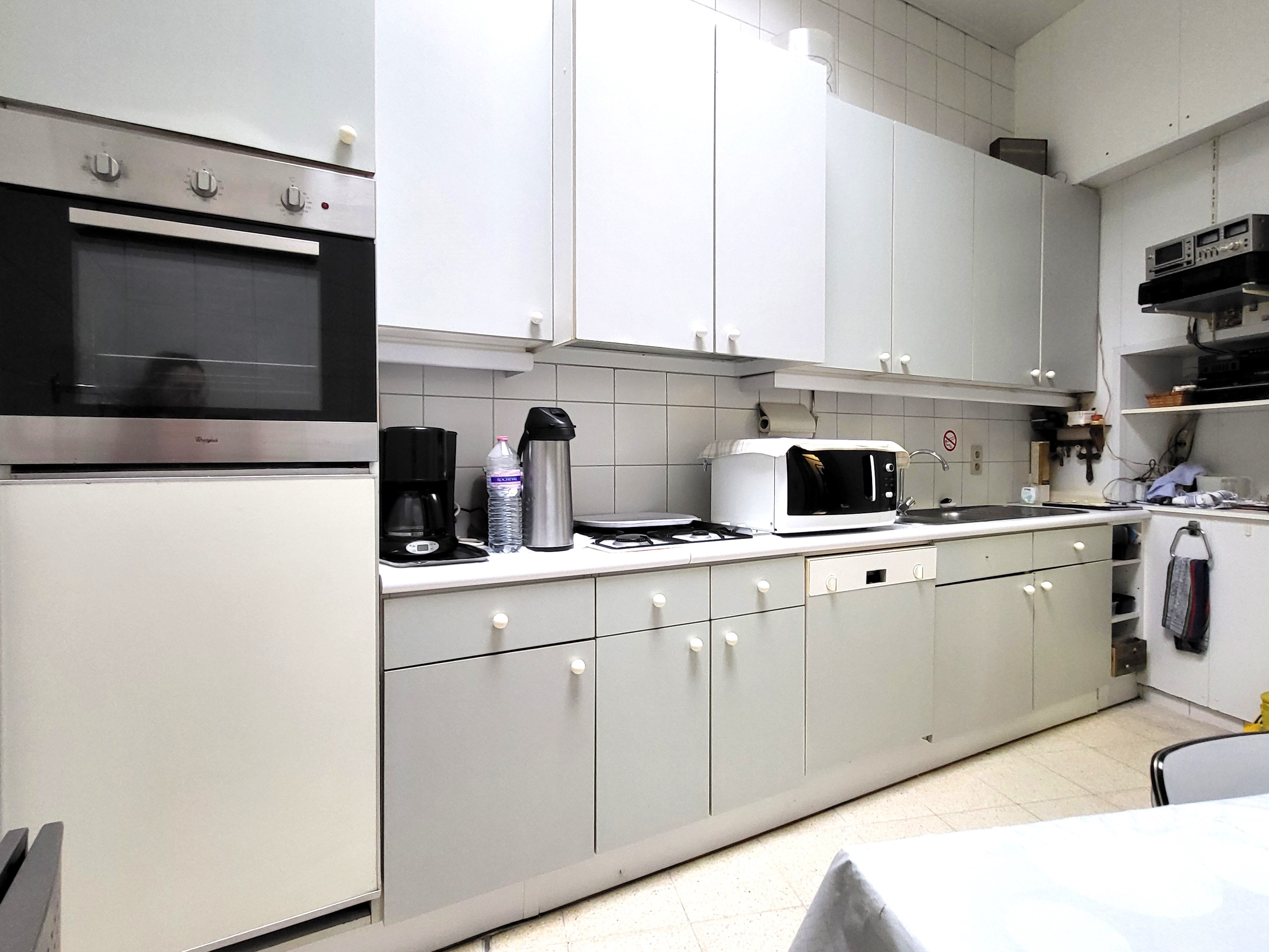 Dit veelzijdige pand met een grondoppervlakte van 240 m² combineert een ruime commerciële gelijkvloerse verdieping met een comfortabel appartement op de eerste verdieping. foto 18