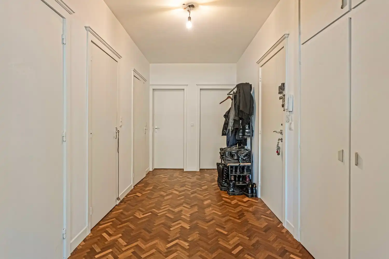 Goed onderhouden, ruim twee slaapkamer appartement met terras foto 5