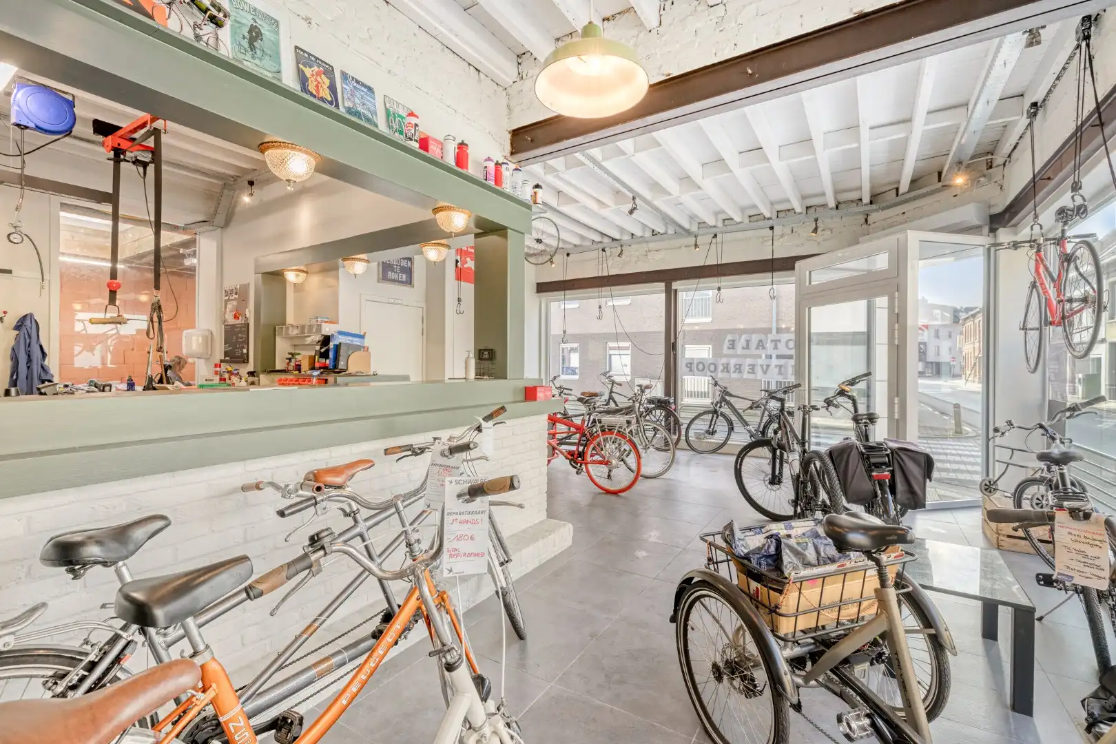 Commercieel pand met verder af te werken appartement en garage op topligging! foto 7