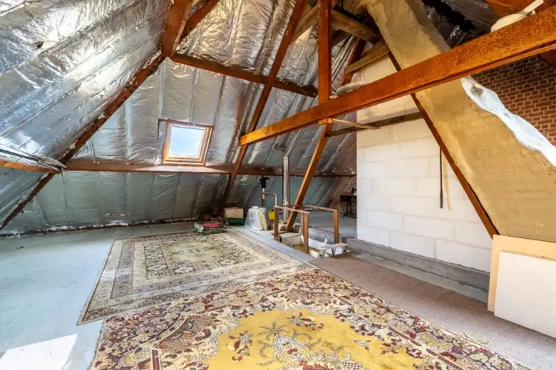 Ruime woning met tuin, 2 garages en 4 slaapkamers. foto 24