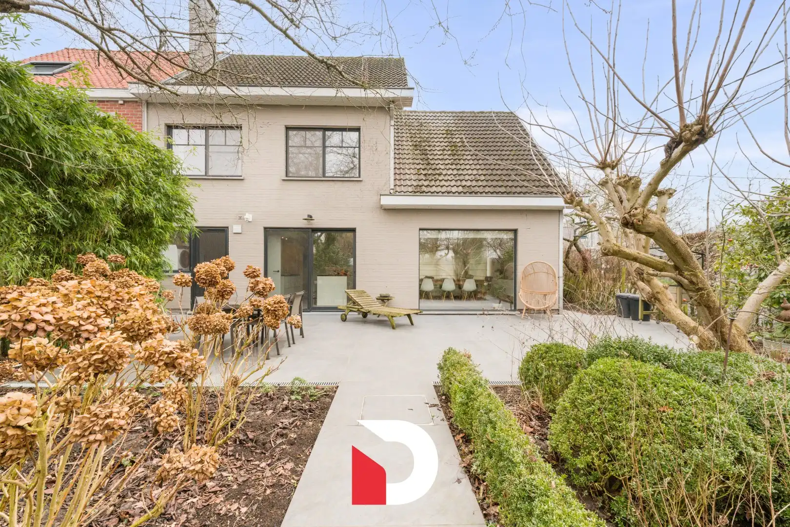 Ruime en volledig instapklare halfopen woning met praktijk op 960 m² grond foto 2