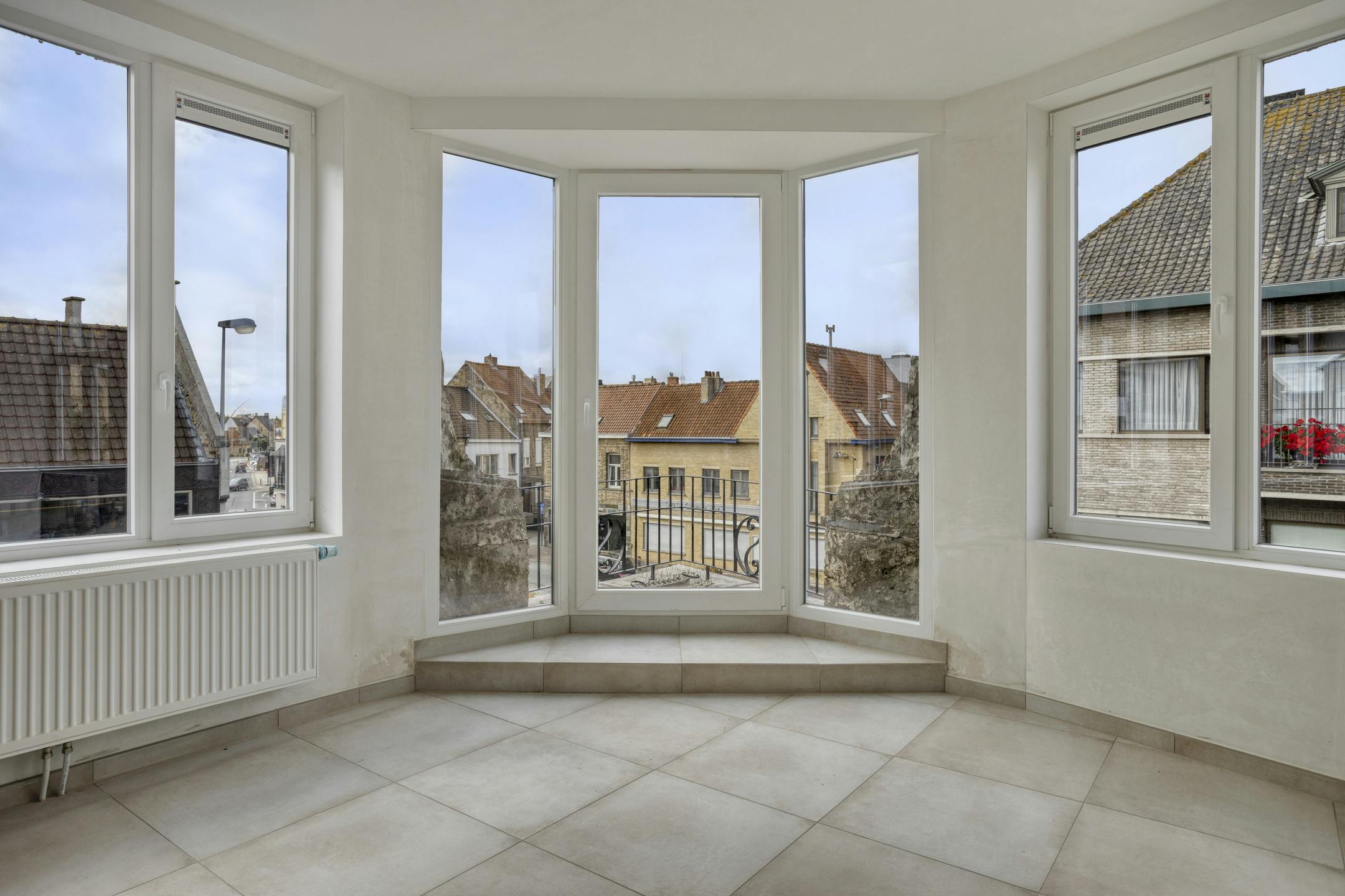 Pand met 2 gerenoveerde appartementen en winkel te Veurne. foto 31