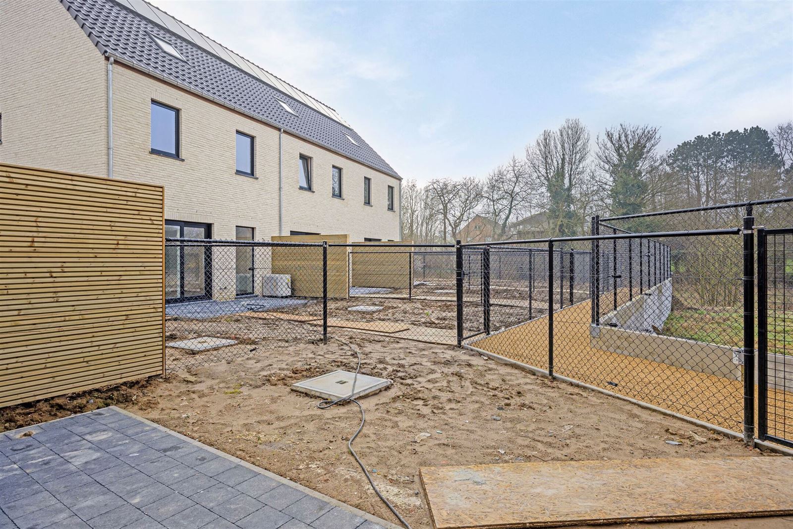 Energiezuinige instapklare nieuwbouwwoning met 3 slaapkamers, bureau,  tuin en parkings foto 20