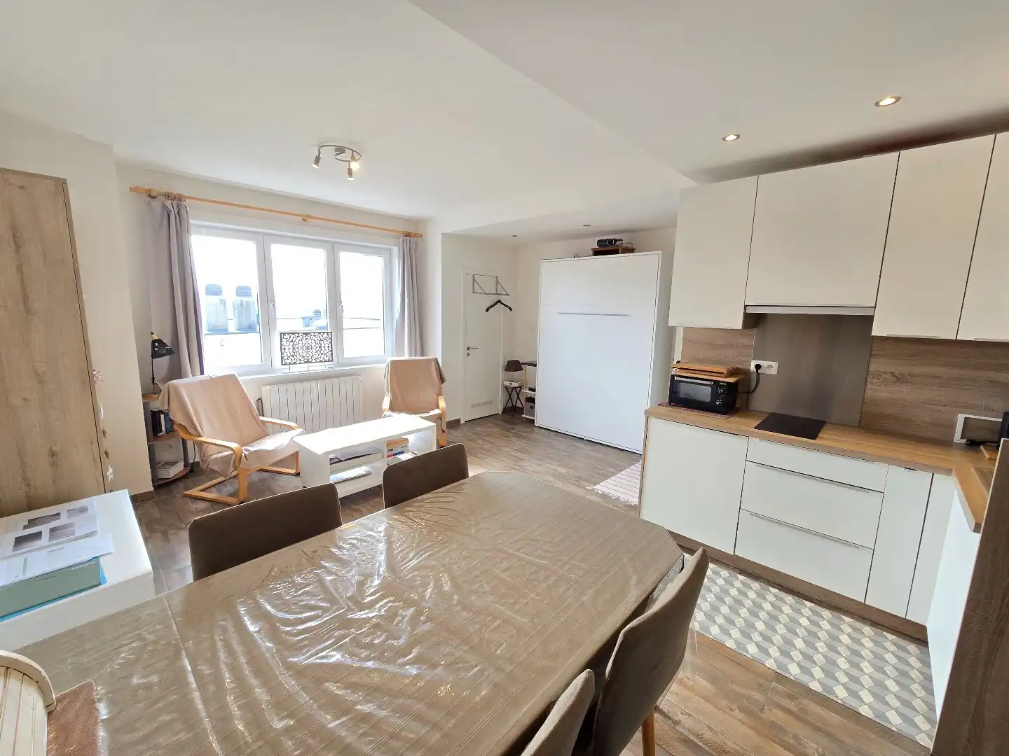 Gerenoveerde studio met slaaphoek aan de Zeedijk te De Panne foto 2