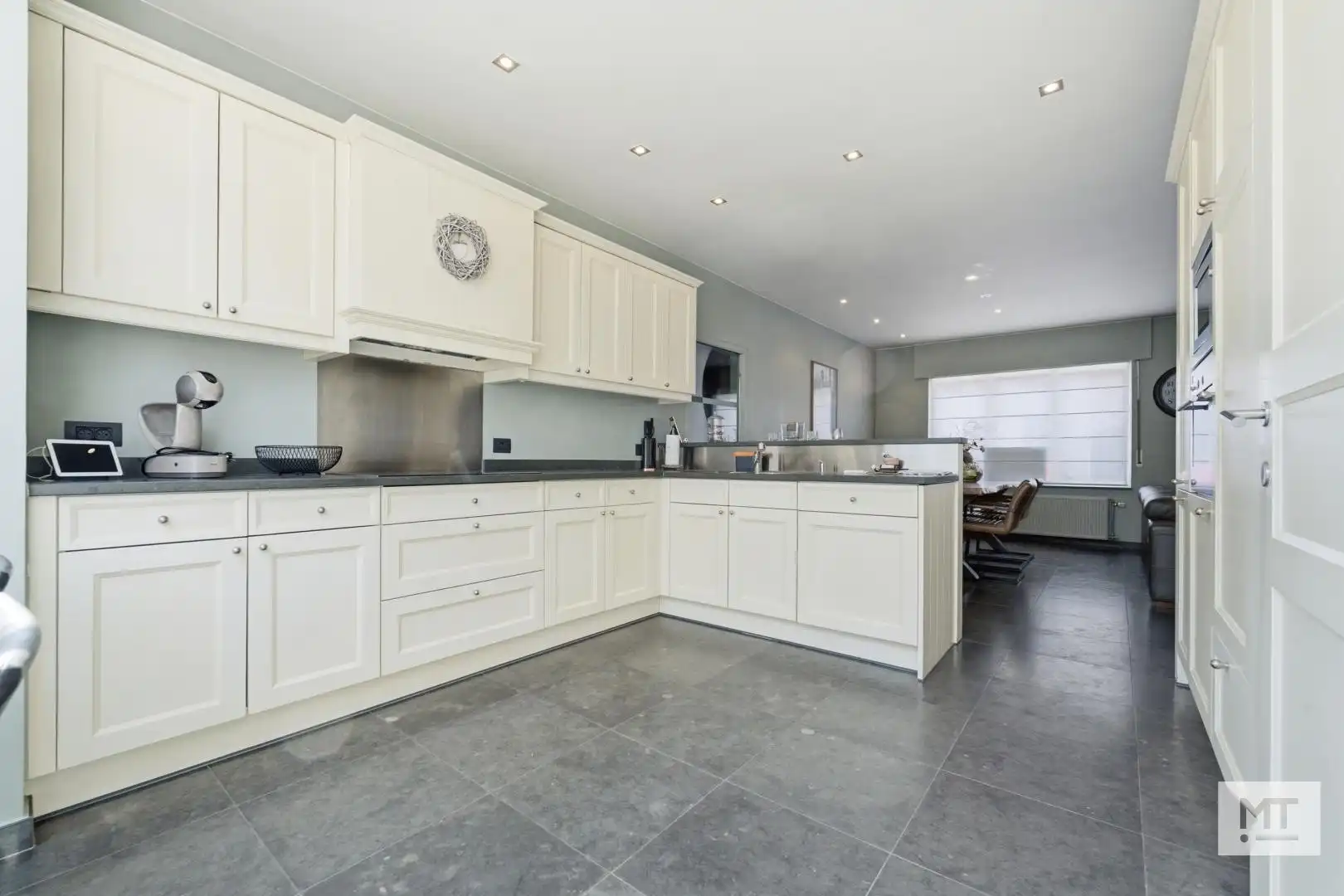 Ruime, instapklare woning met loods in het centrum van Wervik foto 14