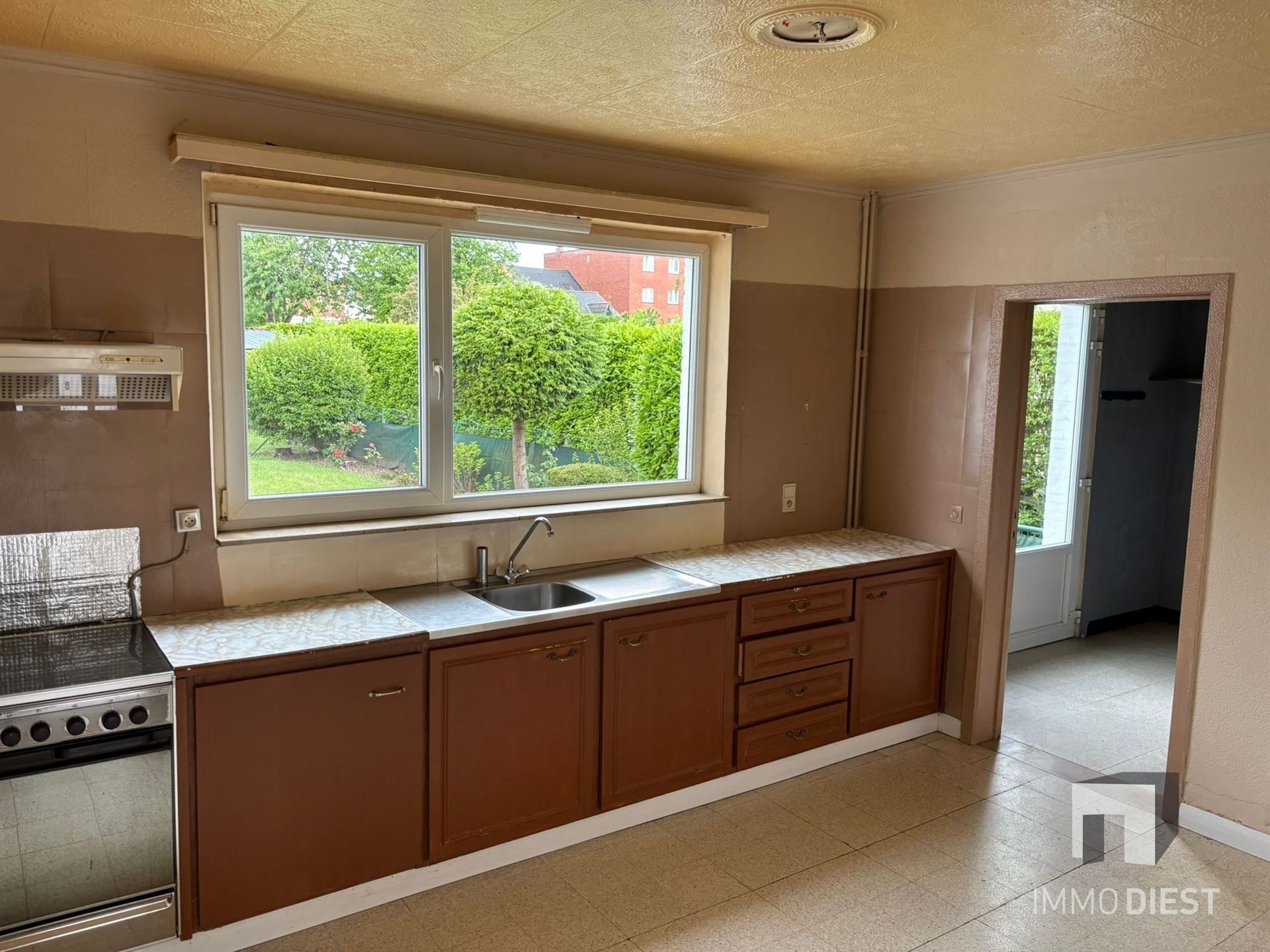 Leuke woning met tuin nabij het centrum - op te frissen foto 4
