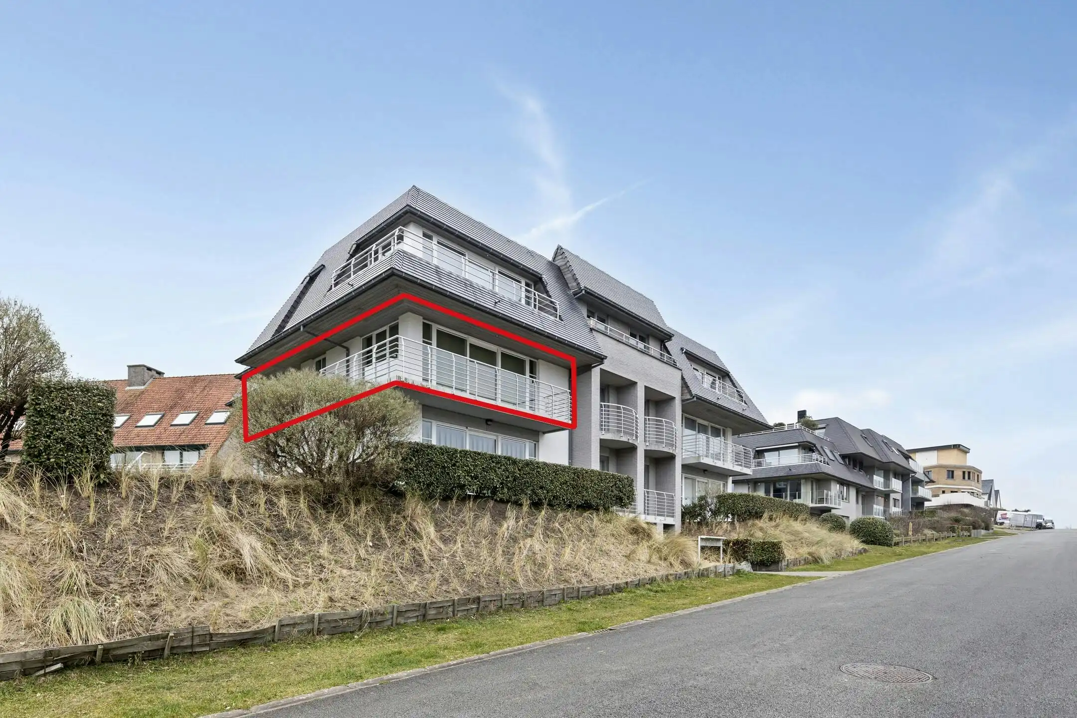 Hoekappartement met 2 slaapkamers en garage in Sint-Idesbald foto {{pictureIndex}}