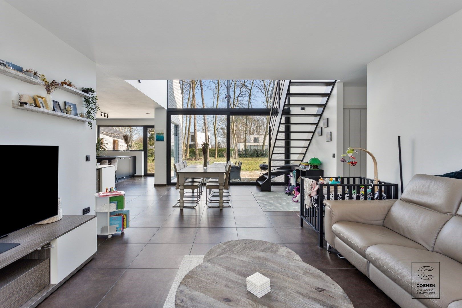 Prachtige villa met bew. opp. van 258m², 5 slpk's en dat op een uiterst rustige locatie te Brecht! foto {{pictureIndex}}