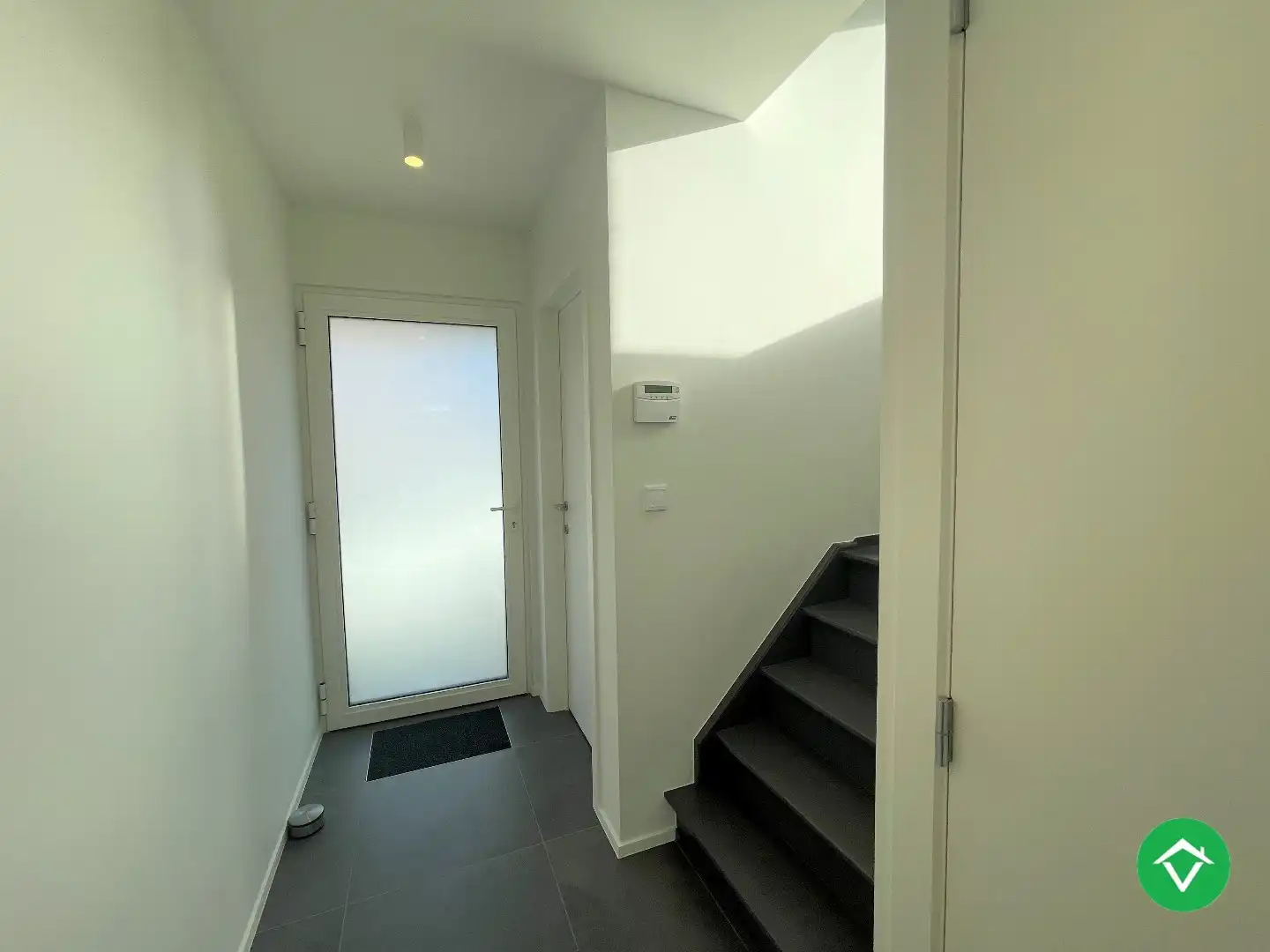 Ruime, gerenoveerde woning met twee slaapkamers te Roeselare foto 2