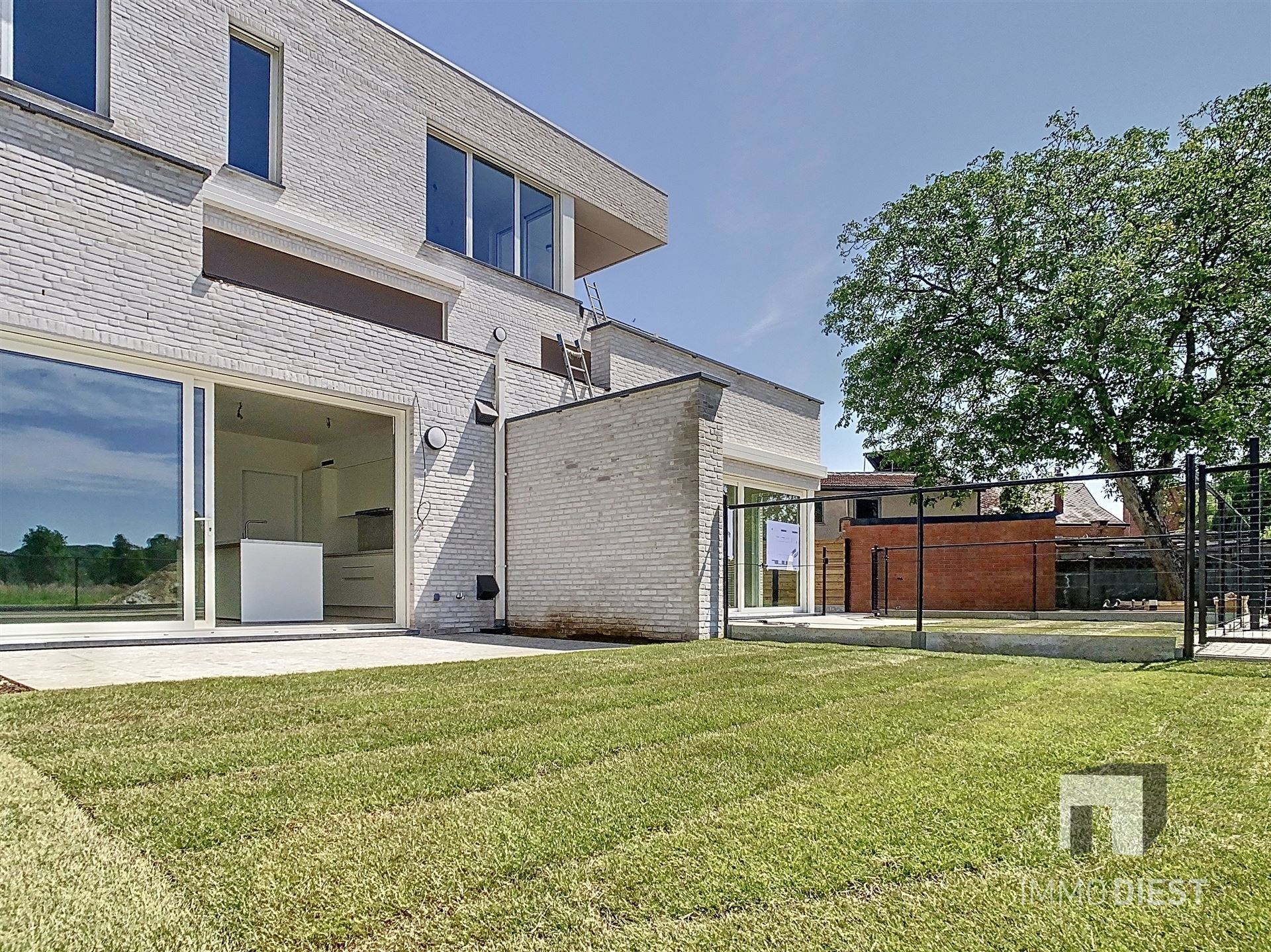 Gelijkvloers appartement met terras en tuintje foto 5