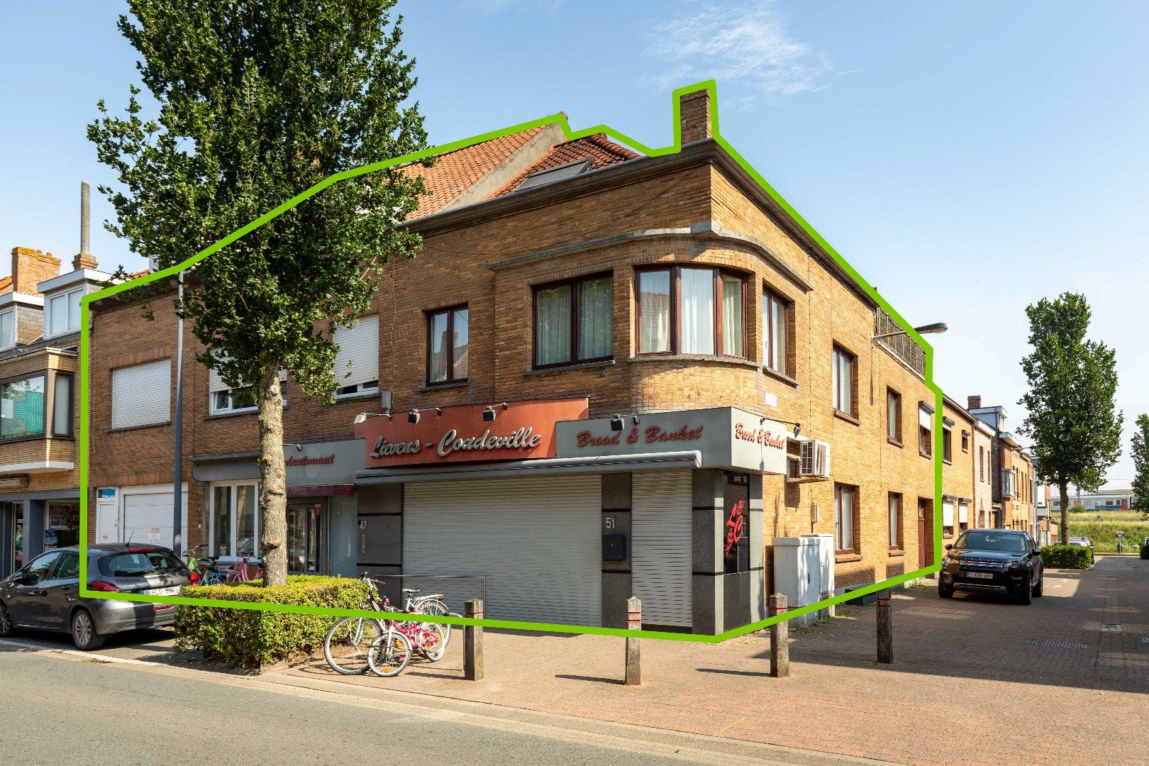 Opbrengsteigendom met handelszaak, atelier en 3 woningen foto {{pictureIndex}}