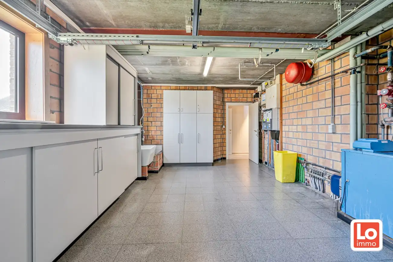 VERKOCHT!! Heel ruime degelijke open woning met praktijkruimte, inpandige garage en ruime gerenoveerde schuur met heel wat potentieel gelegen op een gemakkelijk bereikbare locatie tussen Oostakker en Lochristi! foto 32