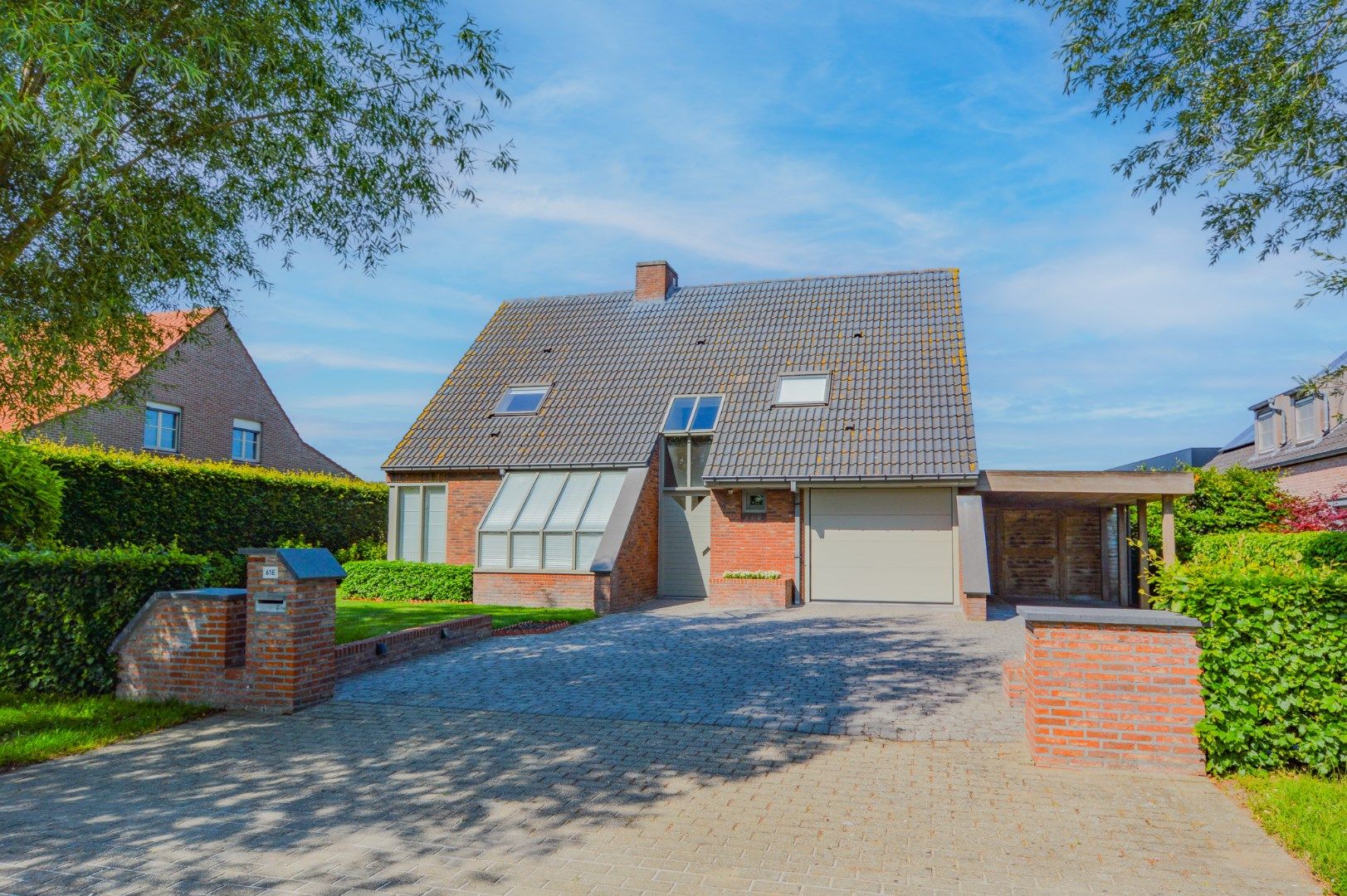 Instapklare villa te koop in residentiële wijk nabij centrum Jabbeke foto {{pictureIndex}}