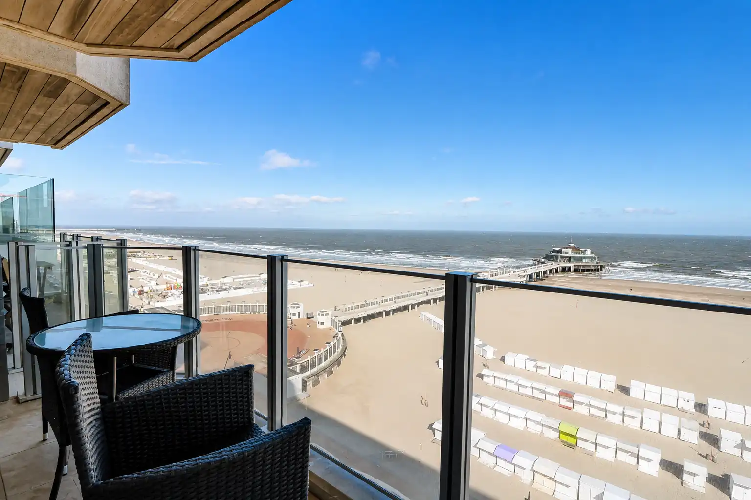 Instapklaar appartement met 2 slaapkamers en met een fantastisch zicht op de zee en de Pier. foto 8