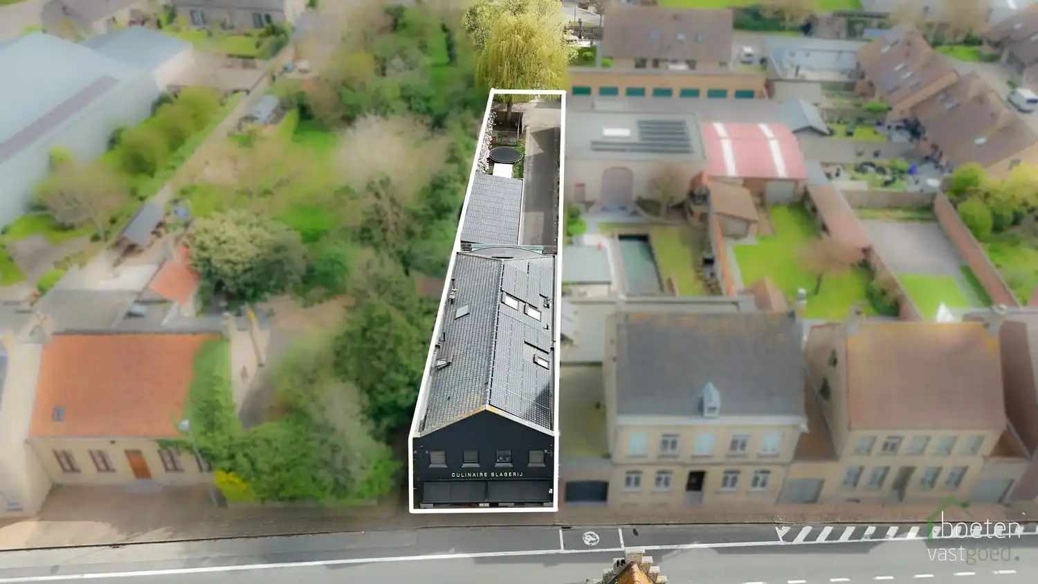 ALVERINGEM: handelsgelijkvloers, momenteel ingericht als beenhouwerij, met tuintje en car-ports in het hart van Alveringem foto {{pictureIndex}}