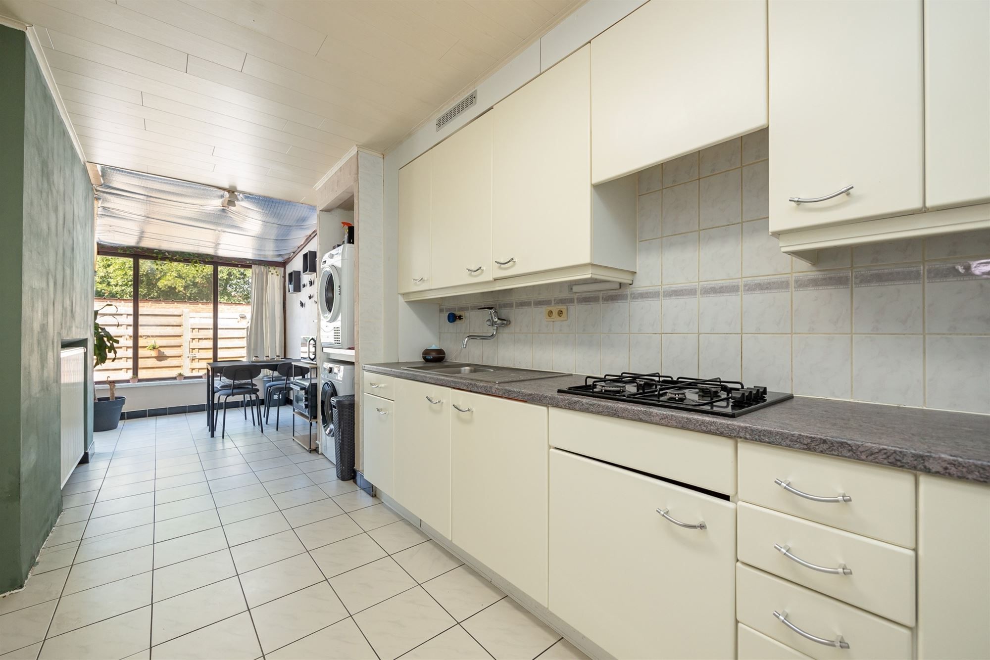 Gelijkvloersappartement met stadskoer en garagebox foto 9