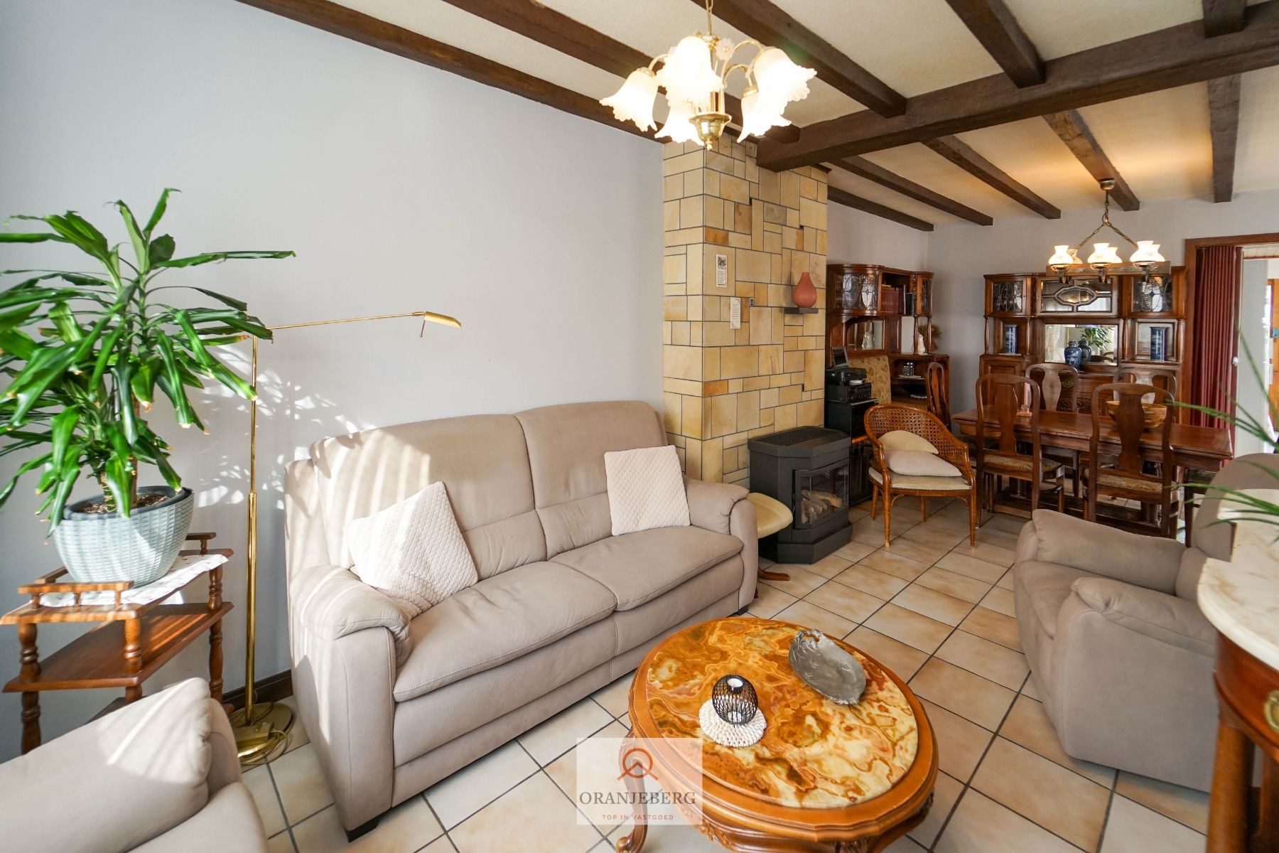 COMPROMIS IN OPMAAK! Charmante halfopen woning met oprit, tuin én garage te koop nabij UZ foto 3