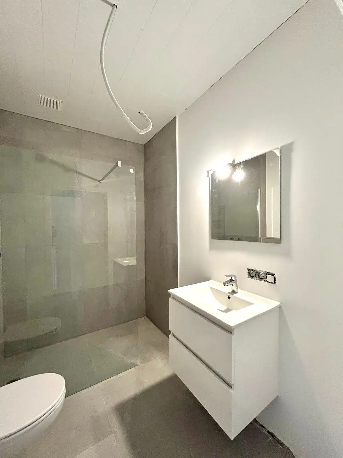 VERNIEUWD GELIJKVLOERS APPARTEMENT |1 SLPK | KOER | foto 10