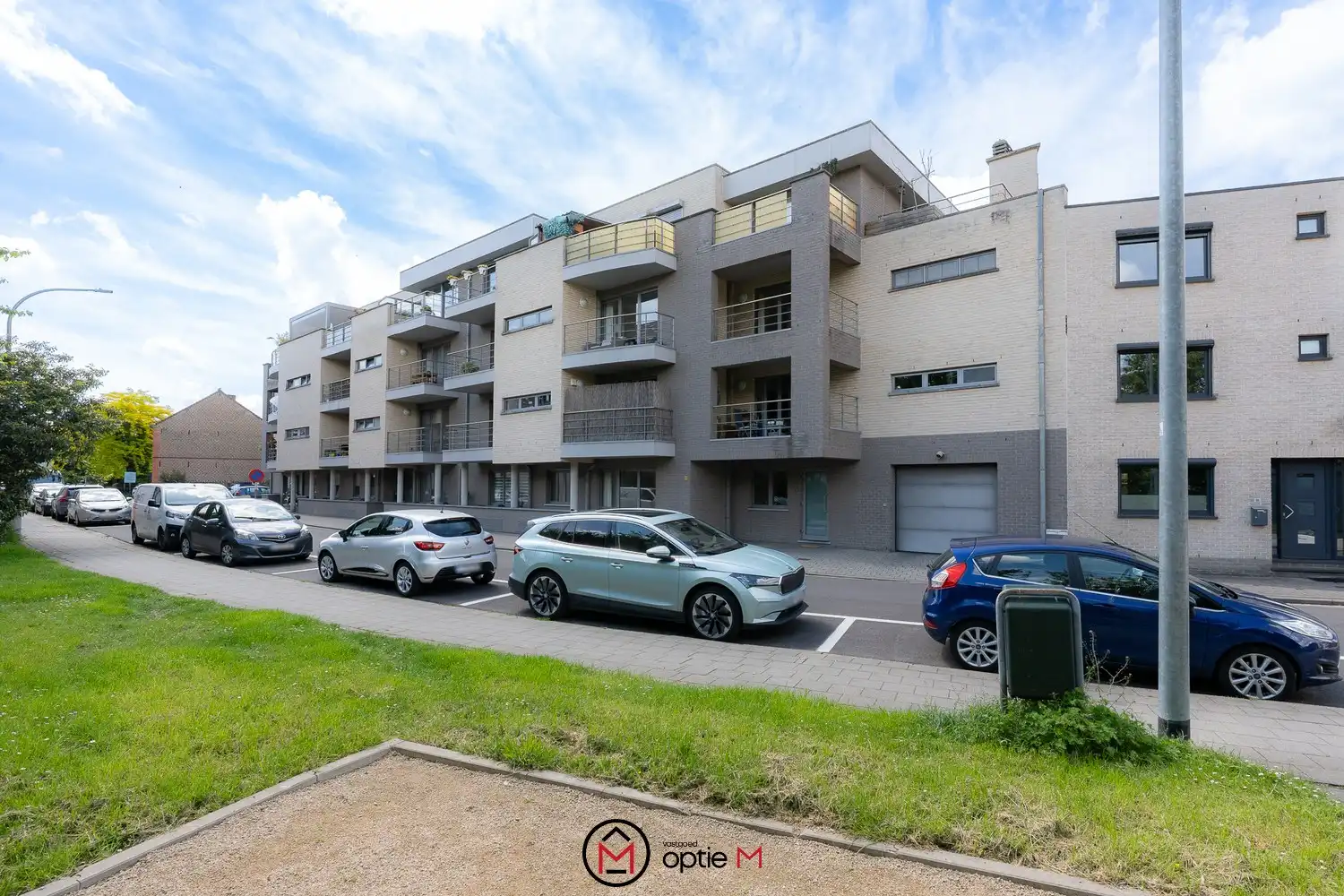Ruim gelijkvloers appartement te koop vlakbij centrum Hasselt foto {{pictureIndex}}