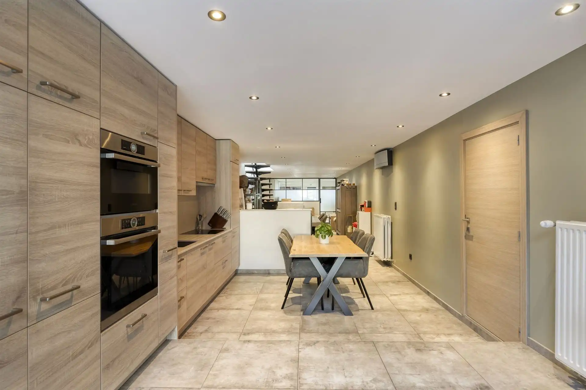 Ruime woning met handelsruimte(57m²)en opslagruimte(462m²). foto 10