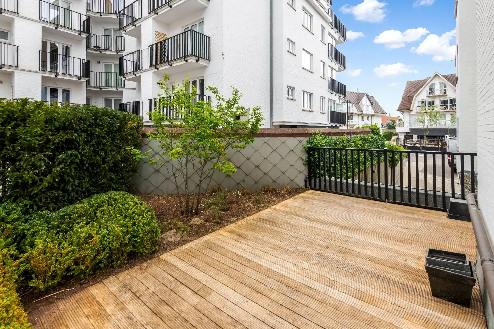 Mooi ongemeubeld hoekappartement met veel licht en mooie terrassen vlakbij het Albertplein in het Zoute.  foto 12