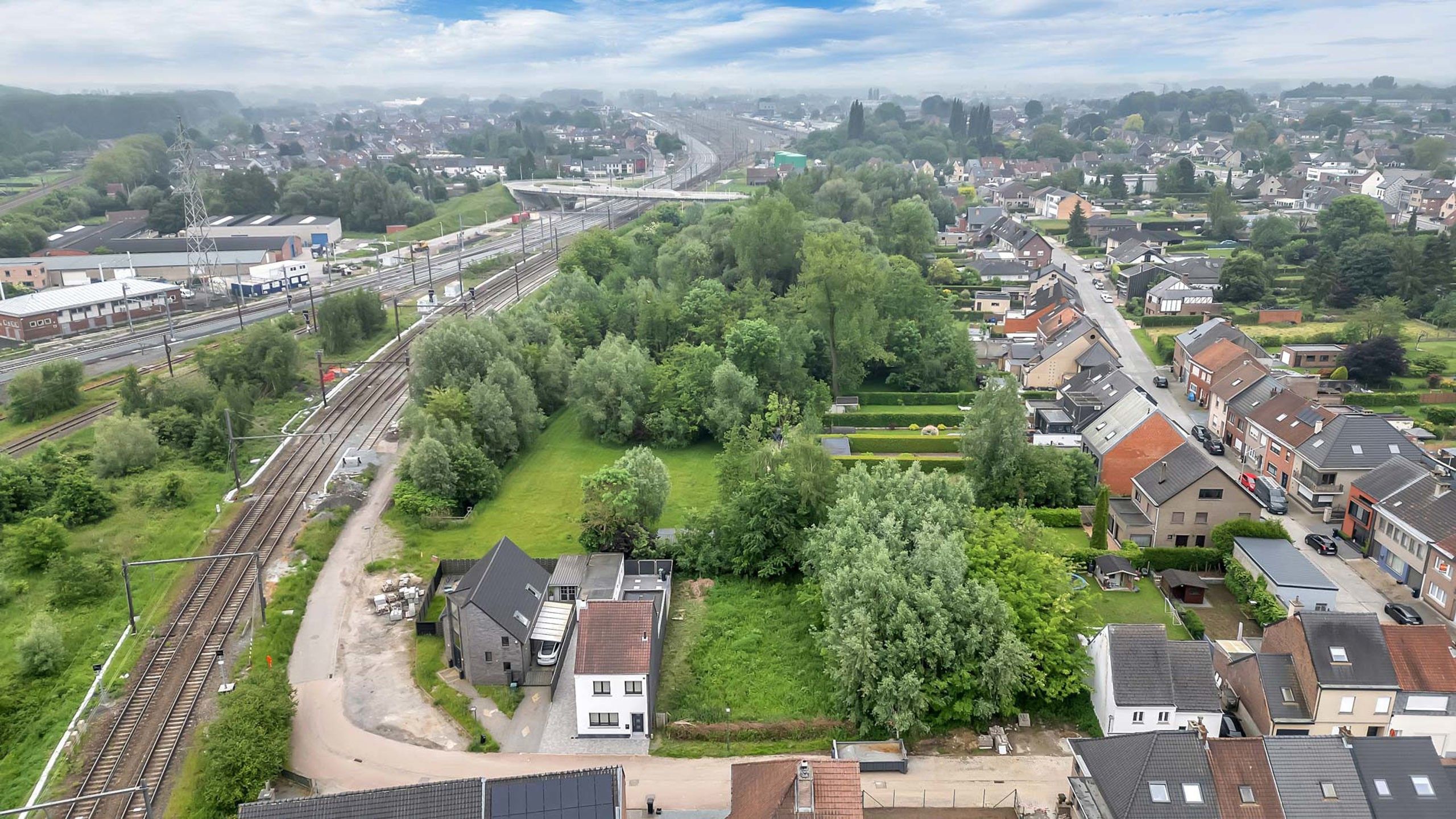 Rustig gelegen bouwgrond voor HOB foto 2