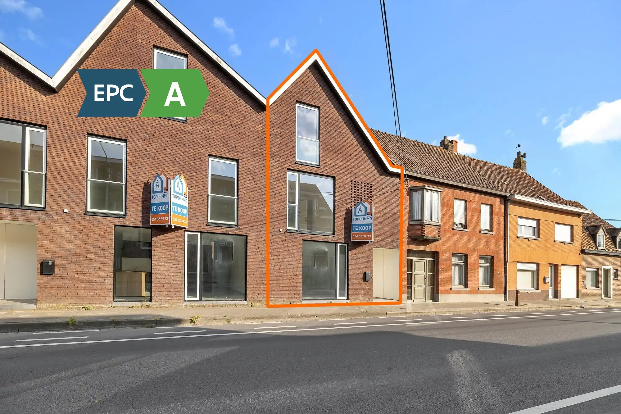 Volledig afgewerkte nieuwbouwwoning met 5 slaapkamers foto {{pictureIndex}}