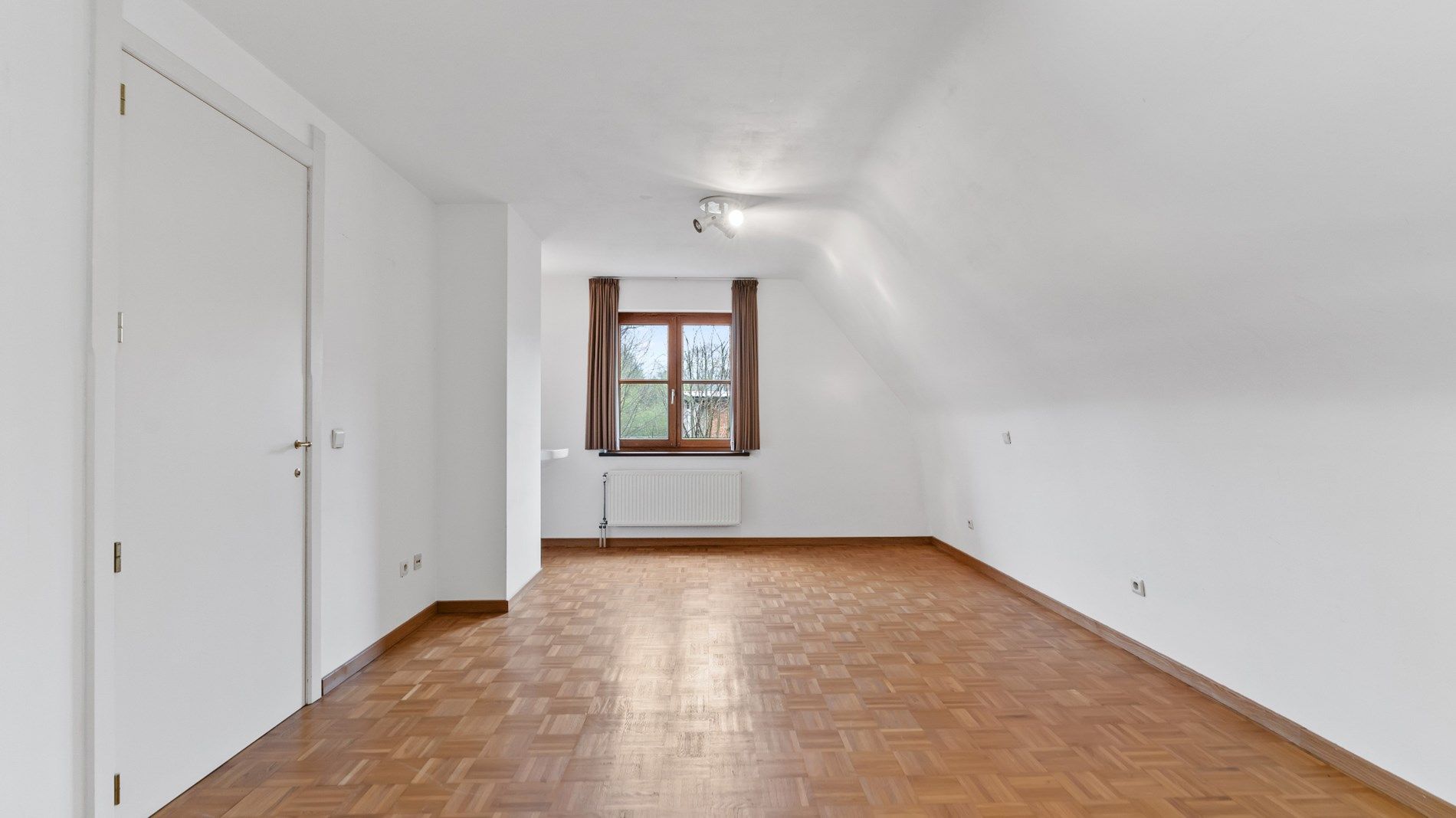 Zeer degelijk gebouwde woning met 3/5 slpks in een doodlopende straat in het centrum ! foto 24
