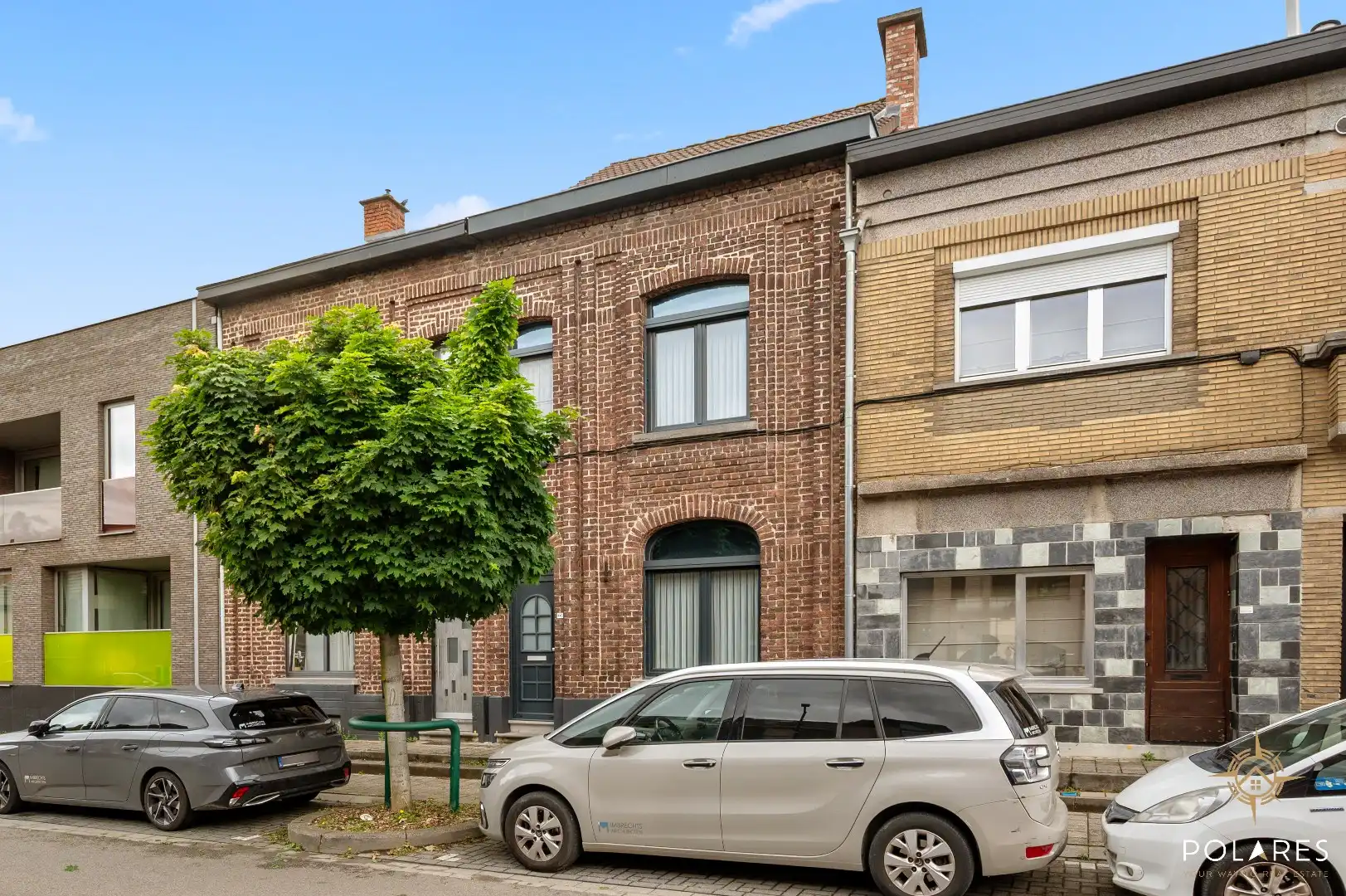 Instapklare rijwoning met 4 slaapkamers en leuke tuin! foto 2