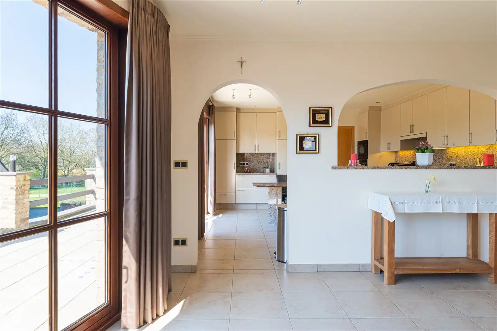 Ruime lichtrijke villa met tuin op 15are50 foto 7