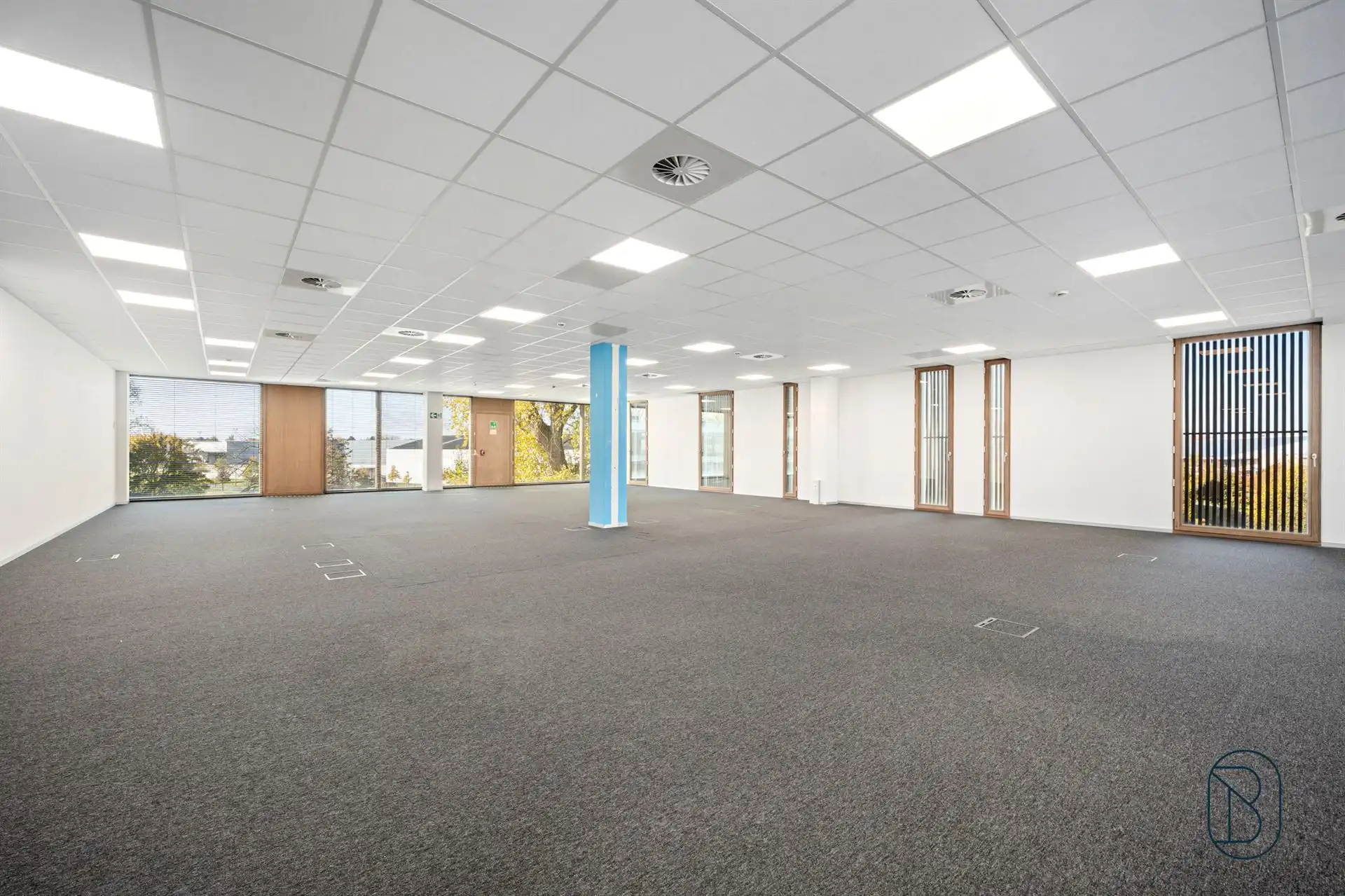 Lichtrijk groot kantoor in mooi bedrijfscomplex te Zwevegem foto 5