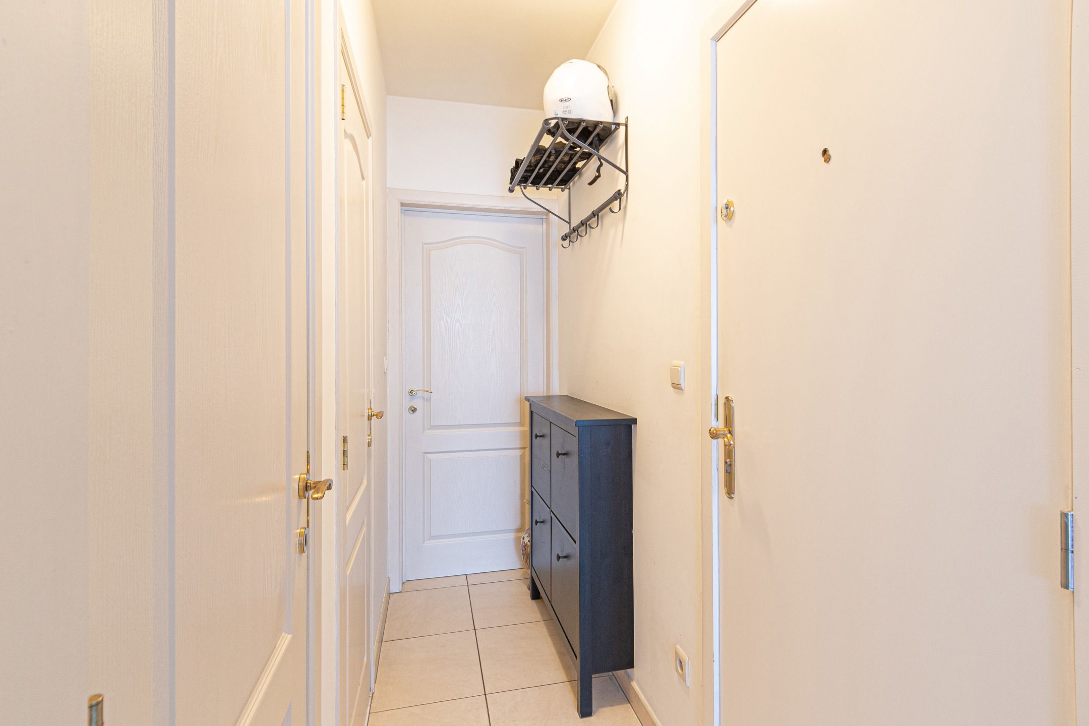 Instapklaar 1-slaapkamerappartement met garage foto 11