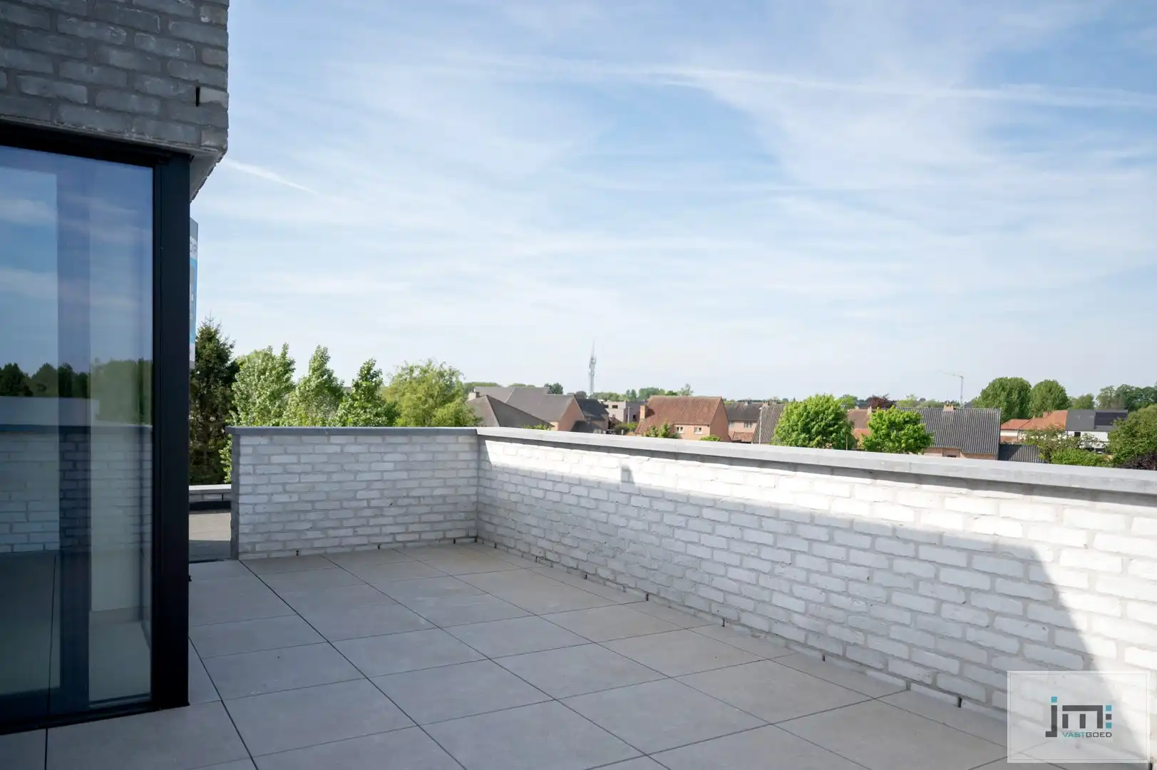 Penthouse met carport en buitenberging foto 2