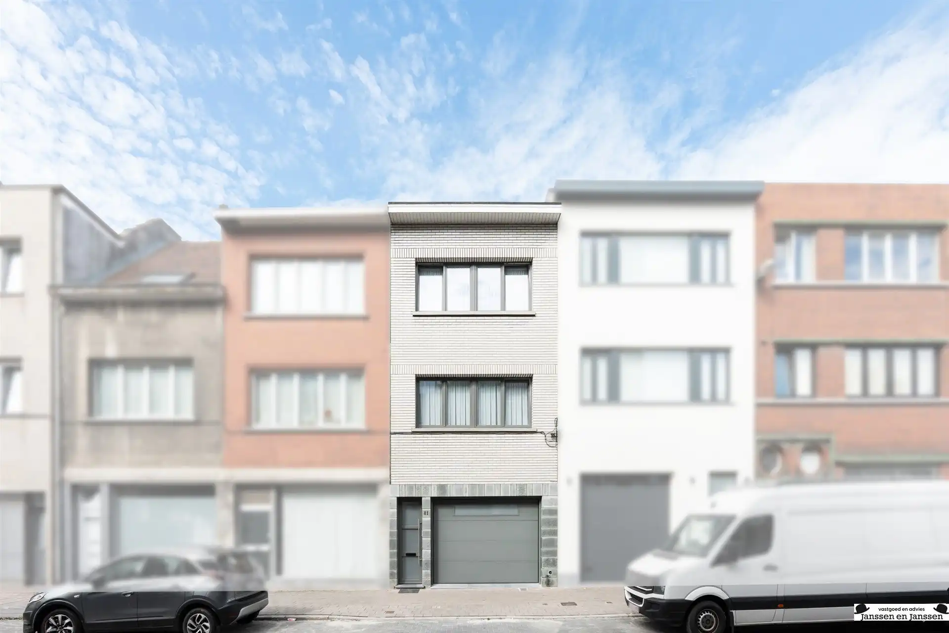 Uitzonderlijk ruime, energetische en gerenoveerde woning! foto 2