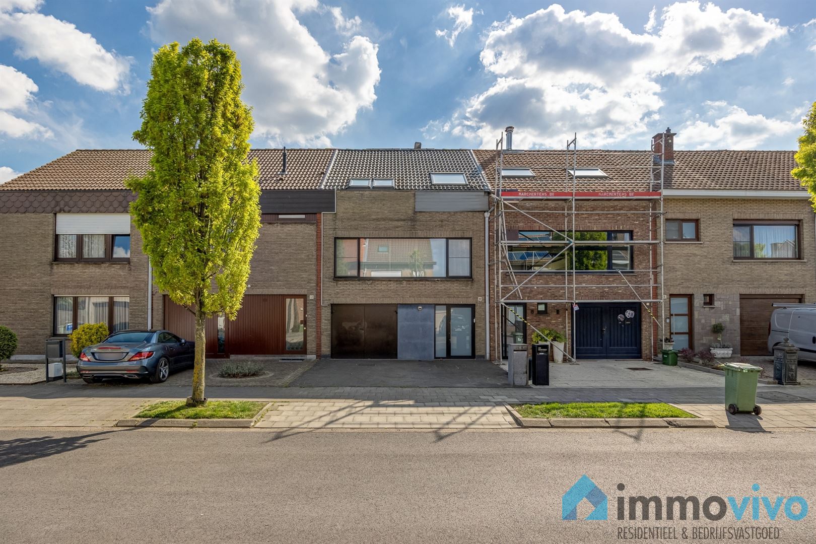Instapklare gezinswoning met 4 slaapkamers, 2 badkamers, garage en zuidgerichte tuin op een toplocatie foto {{pictureIndex}}