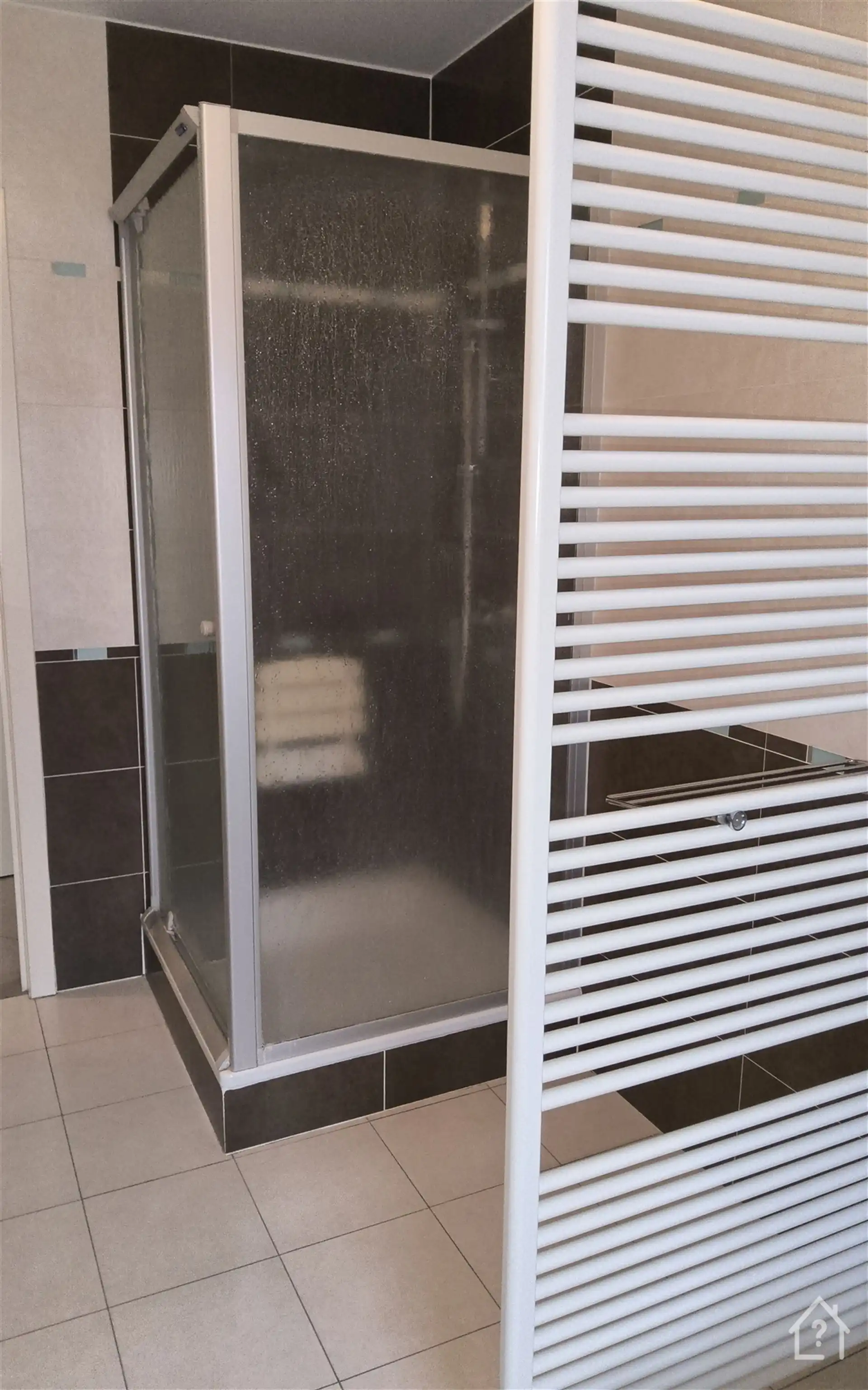 Ruim 2 slaapkamer-appartement met garage foto 18