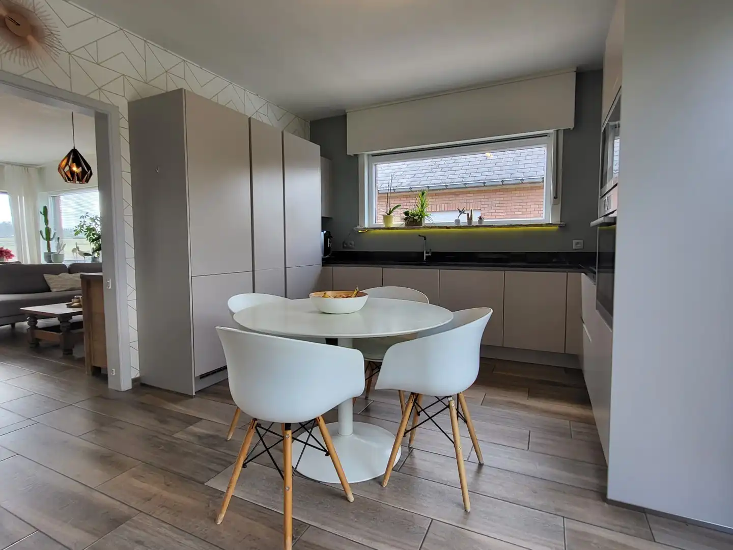 In een landelijke omgeving bevindt zich deze grondig gerenoveerde woning op een mooi perceel van 1.102 m². foto 18