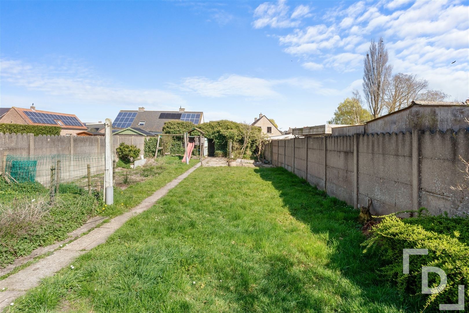 Te renoveren woning met ruime tuin en inpandige garage. foto 3